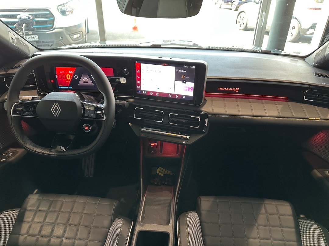RENAULT R4 E-Tech Comfort Range 52 kWh Iconic-image-8