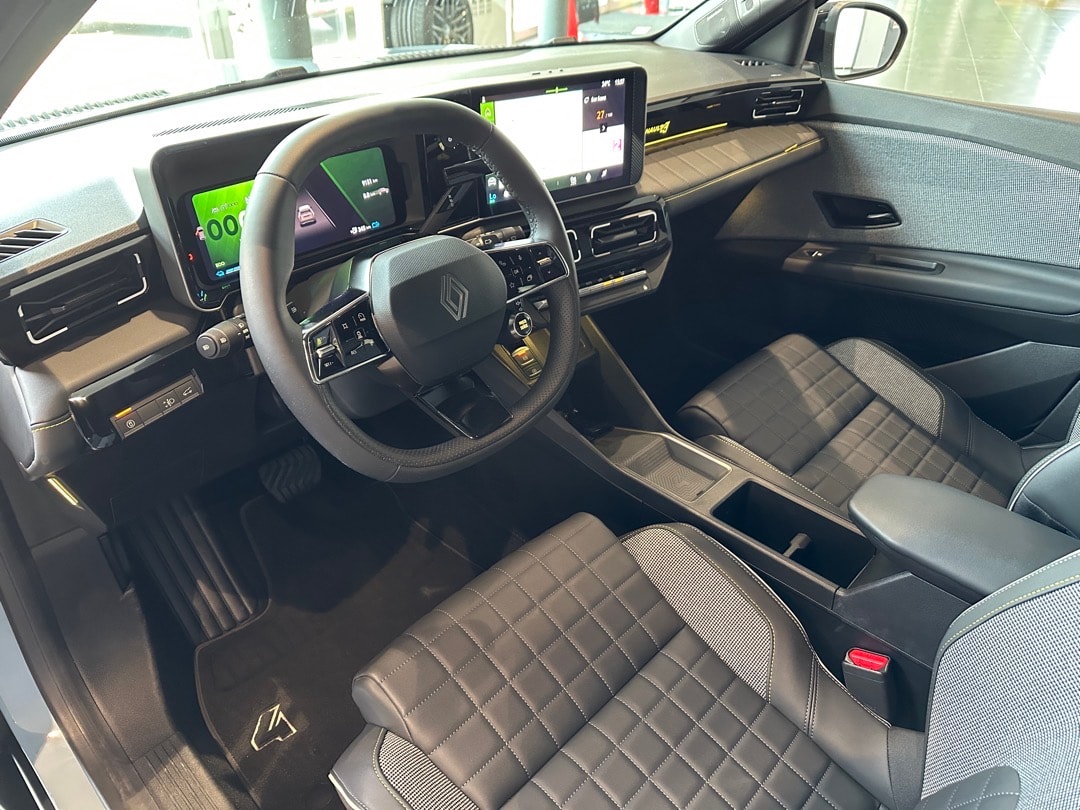 RENAULT R4 E-Tech Comfort Range 52 kWh Iconic-image-10