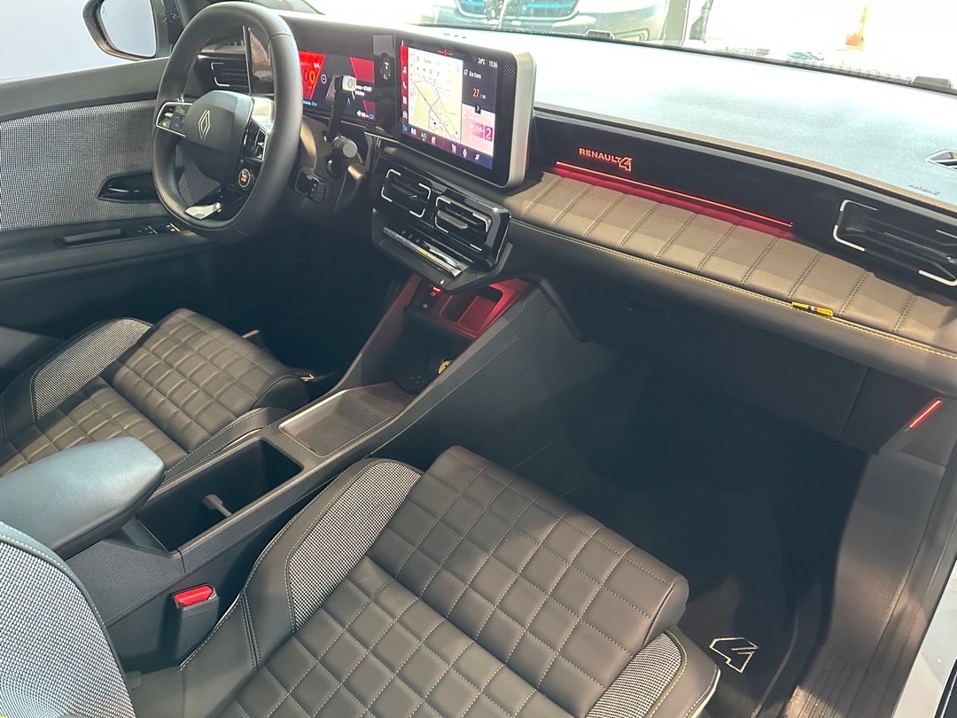 RENAULT R4 E-Tech Comfort Range 52 kWh Iconic-image-16