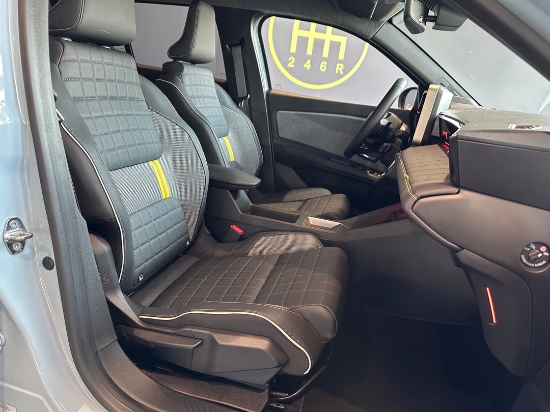 RENAULT R4 E-Tech Comfort Range 52 kWh Iconic-image-18