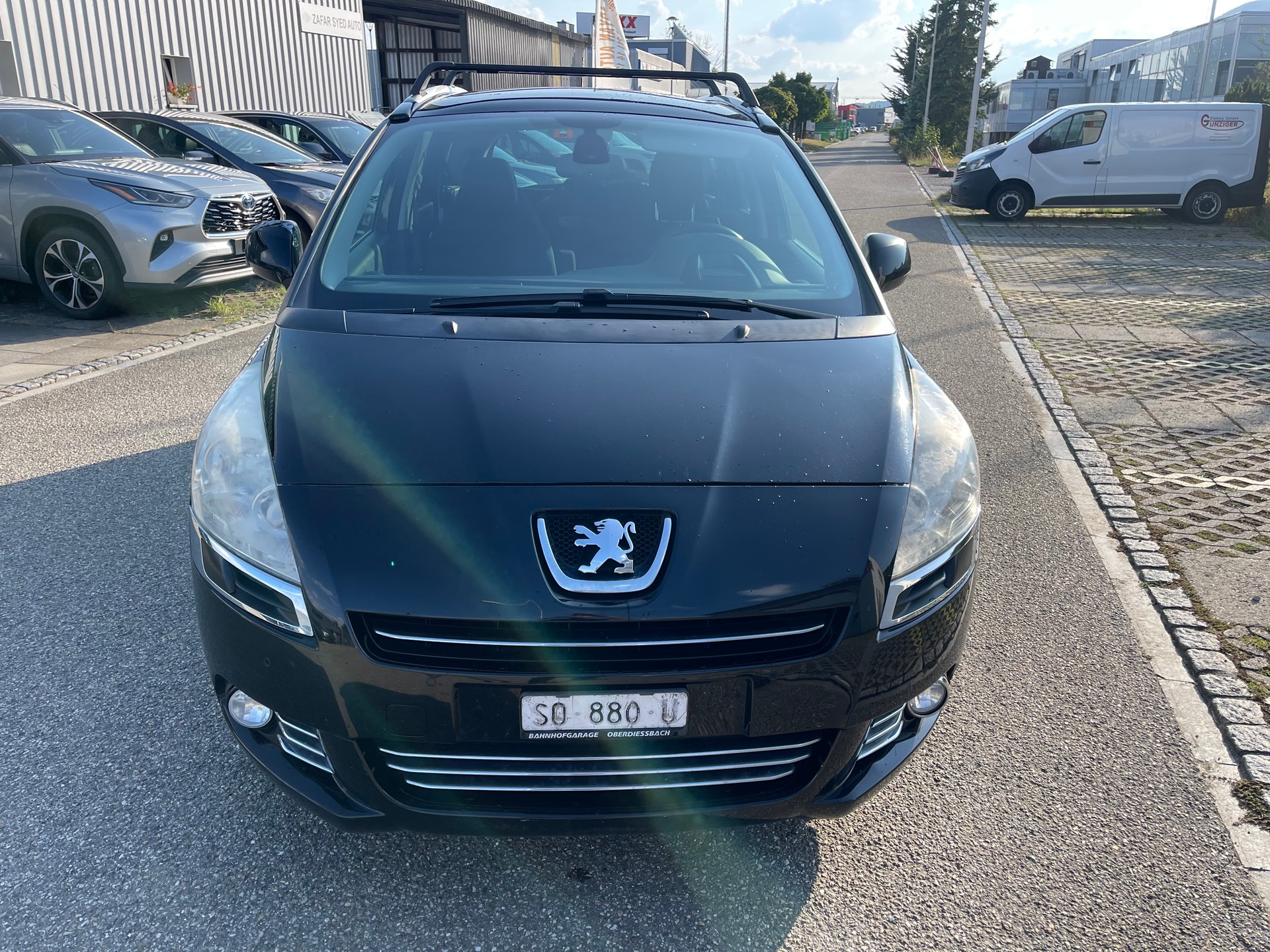 PEUGEOT 5008 2.0 HDI Business Automatic-image-1