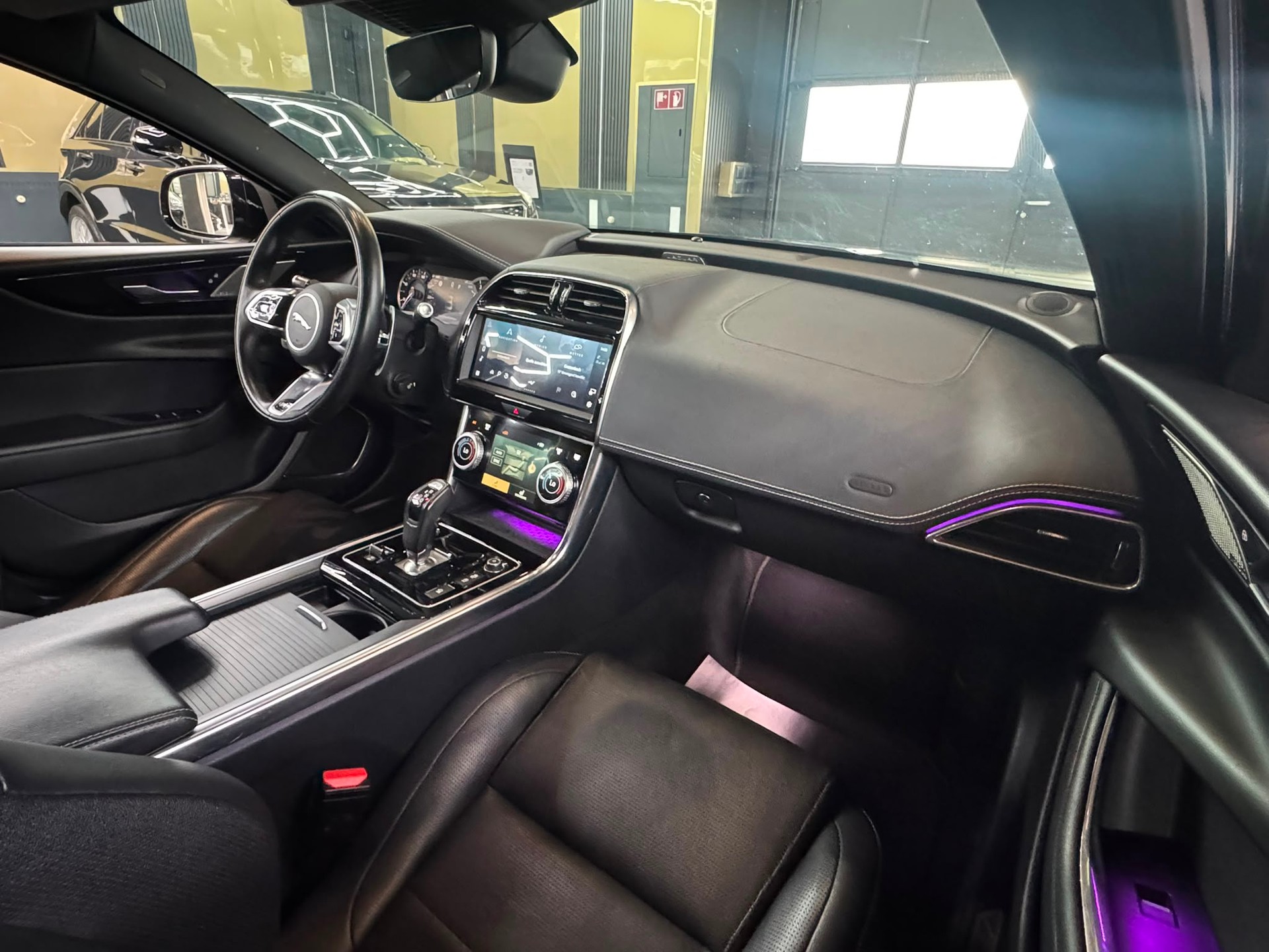 JAGUAR XE 2.0 R-Dynamic Black P300 AWD Automat-image-10