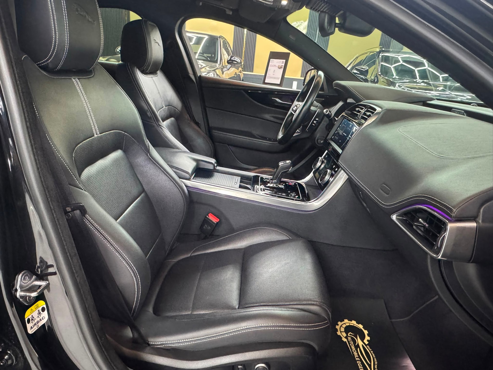 JAGUAR XE 2.0 R-Dynamic Black P300 AWD Automat-image-11