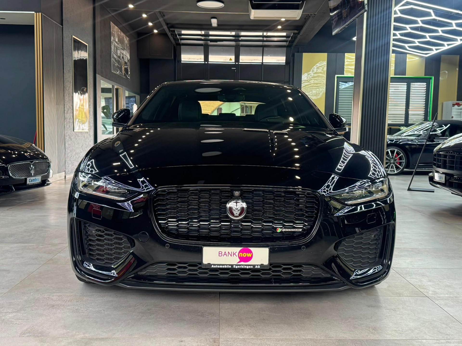 JAGUAR XE 2.0 R-Dynamic Black P300 AWD Automat-image-1