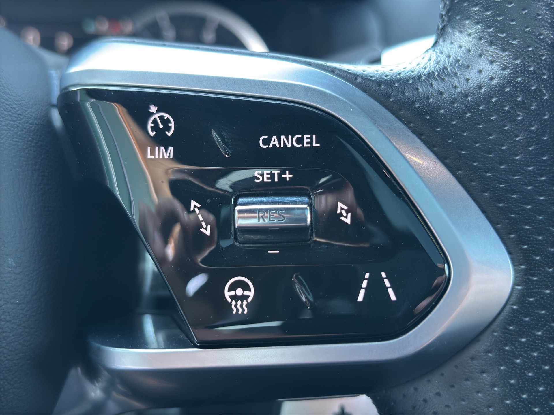 JAGUAR XE 2.0 R-Dynamic Black P300 AWD Automat-image-20