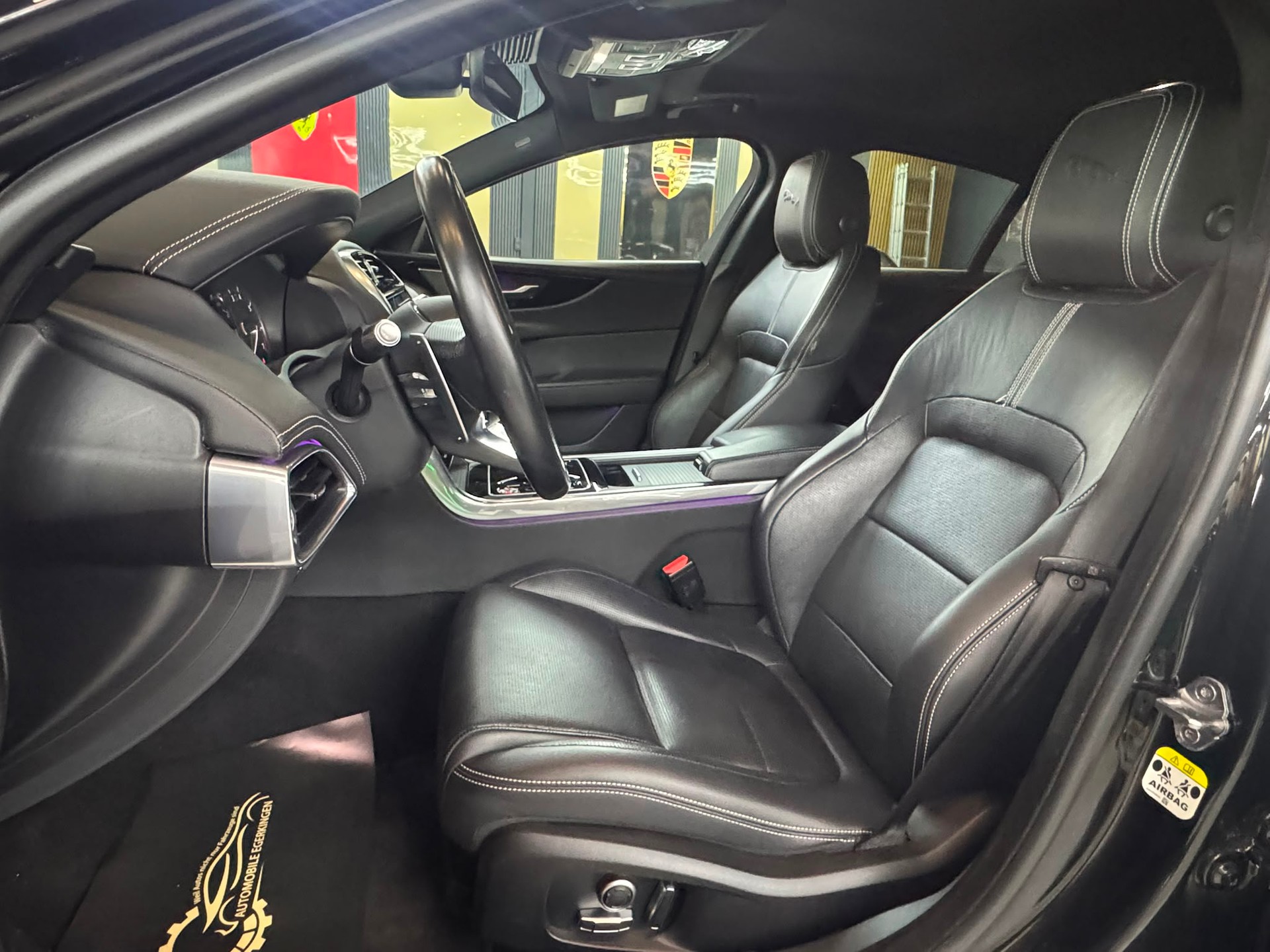 JAGUAR XE 2.0 R-Dynamic Black P300 AWD Automat-image-9
