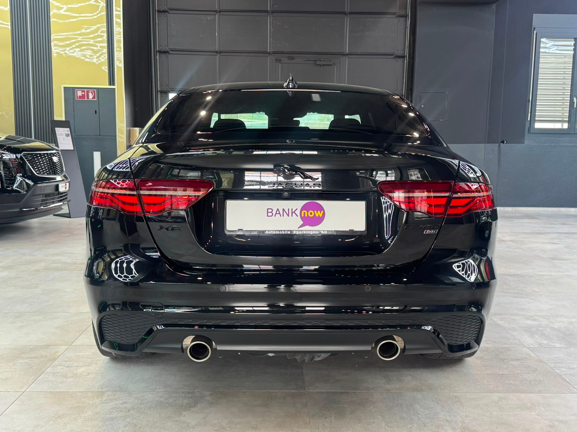 JAGUAR XE 2.0 R-Dynamic Black P300 AWD Automat-image-5