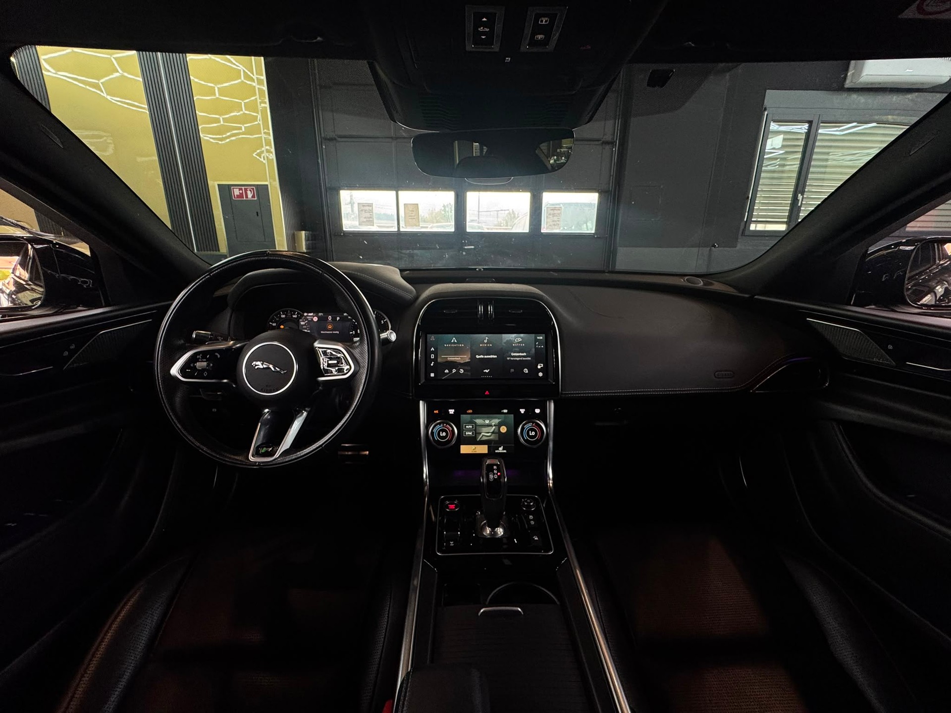 JAGUAR XE 2.0 R-Dynamic Black P300 AWD Automat-image-12