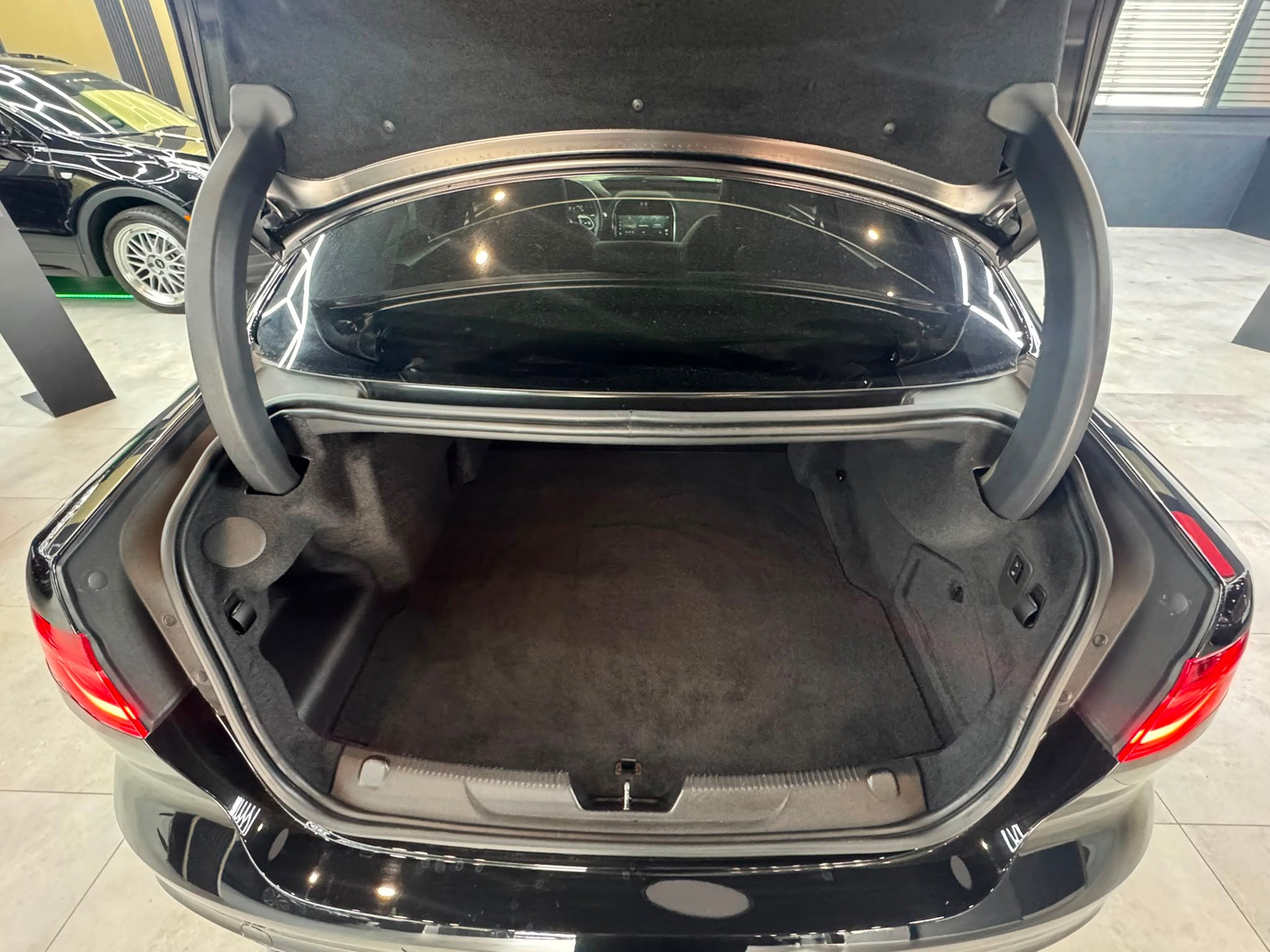 JAGUAR XE 2.0 R-Dynamic Black P300 AWD Automat-image-16