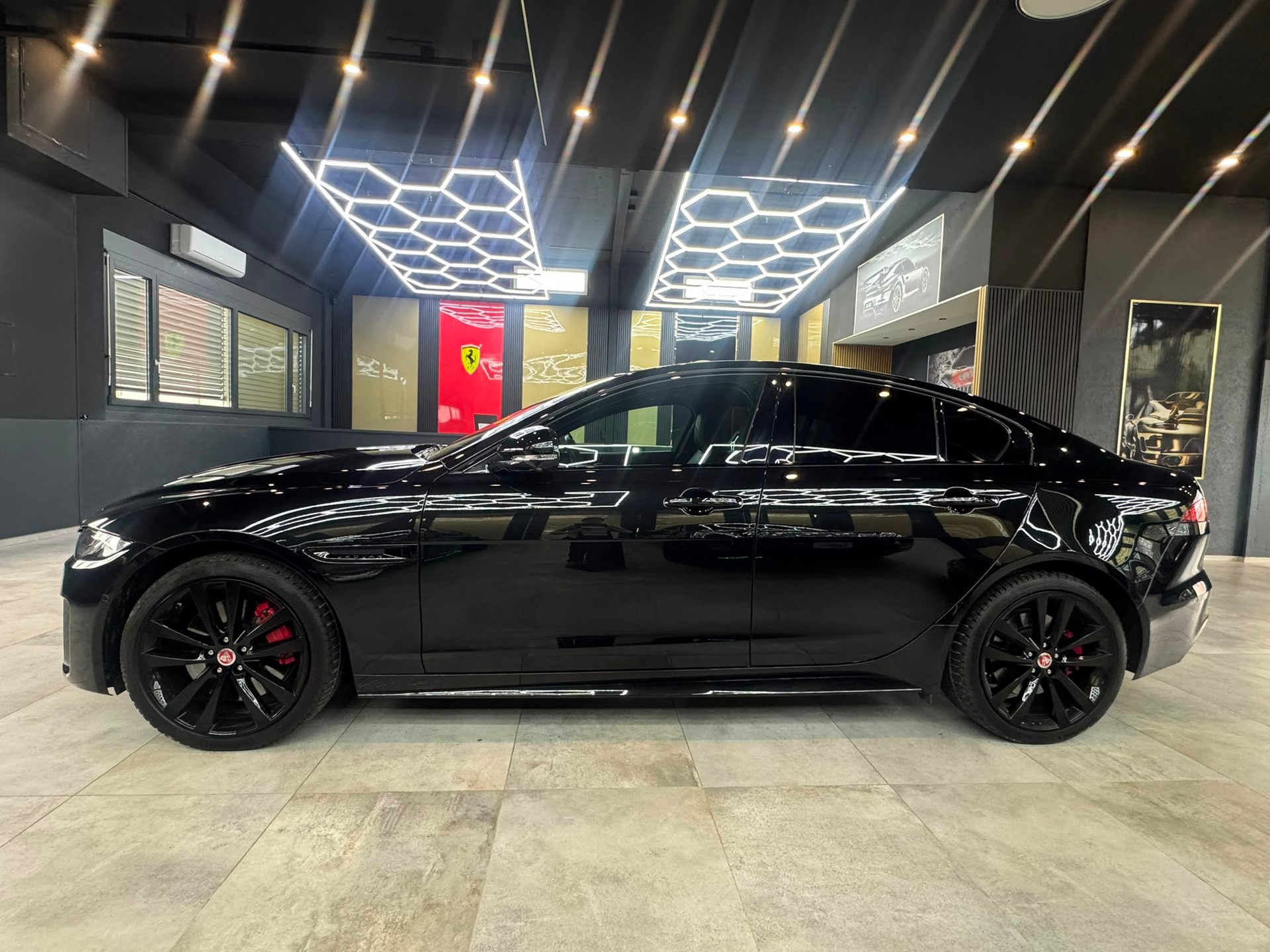 JAGUAR XE 2.0 R-Dynamic Black P300 AWD Automat-image-7