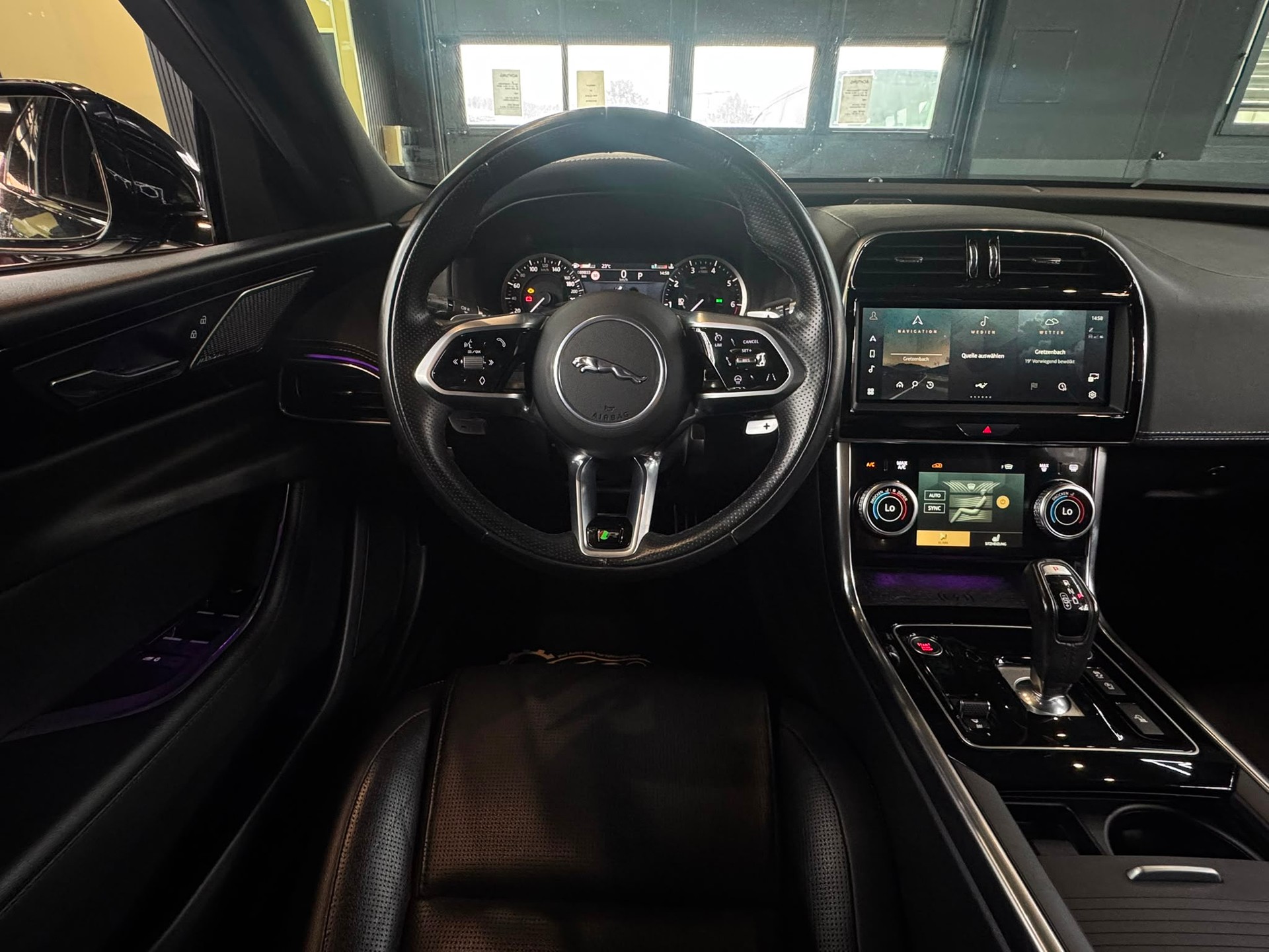 JAGUAR XE 2.0 R-Dynamic Black P300 AWD Automat-image-13