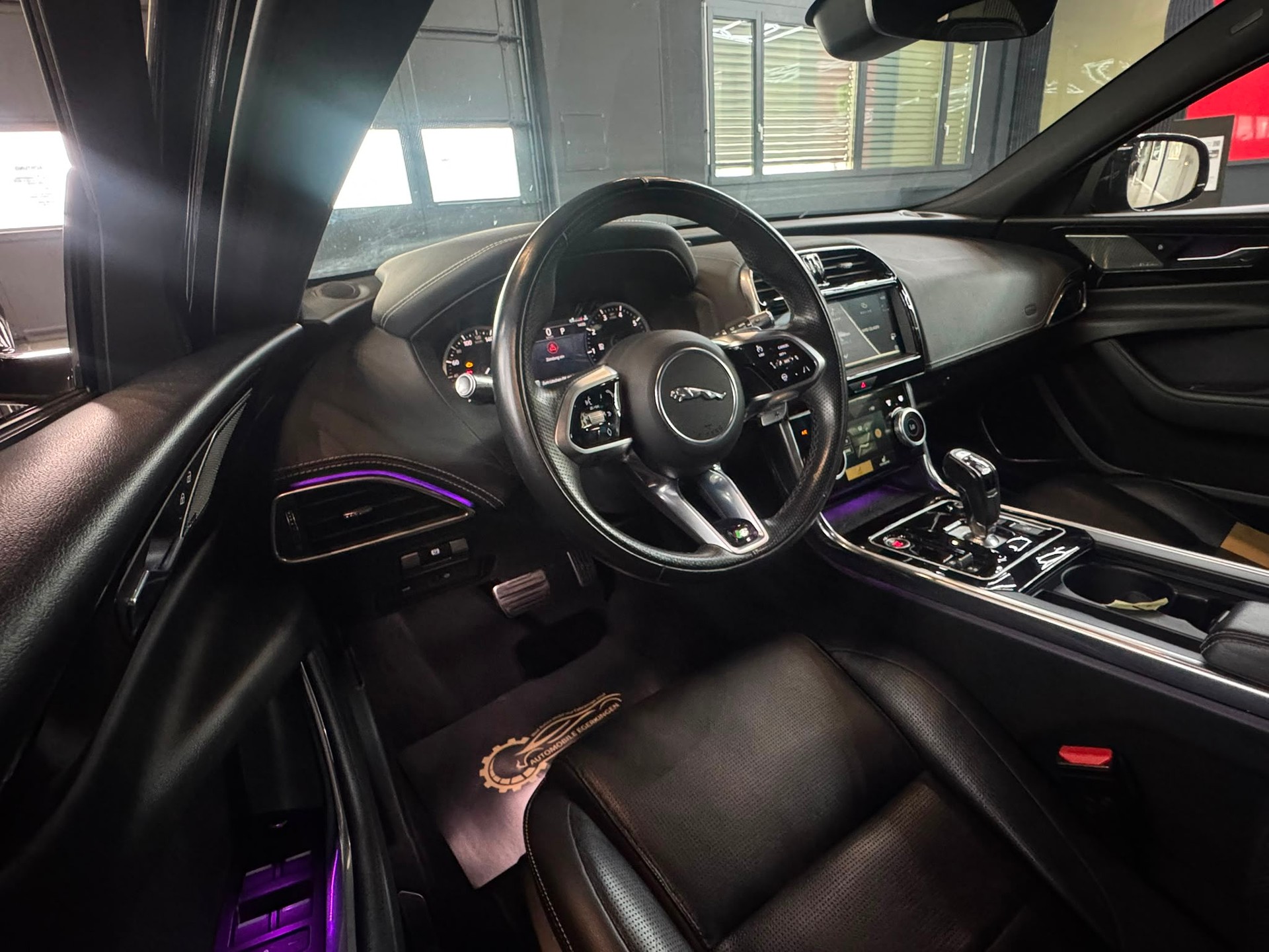 JAGUAR XE 2.0 R-Dynamic Black P300 AWD Automat-image-8
