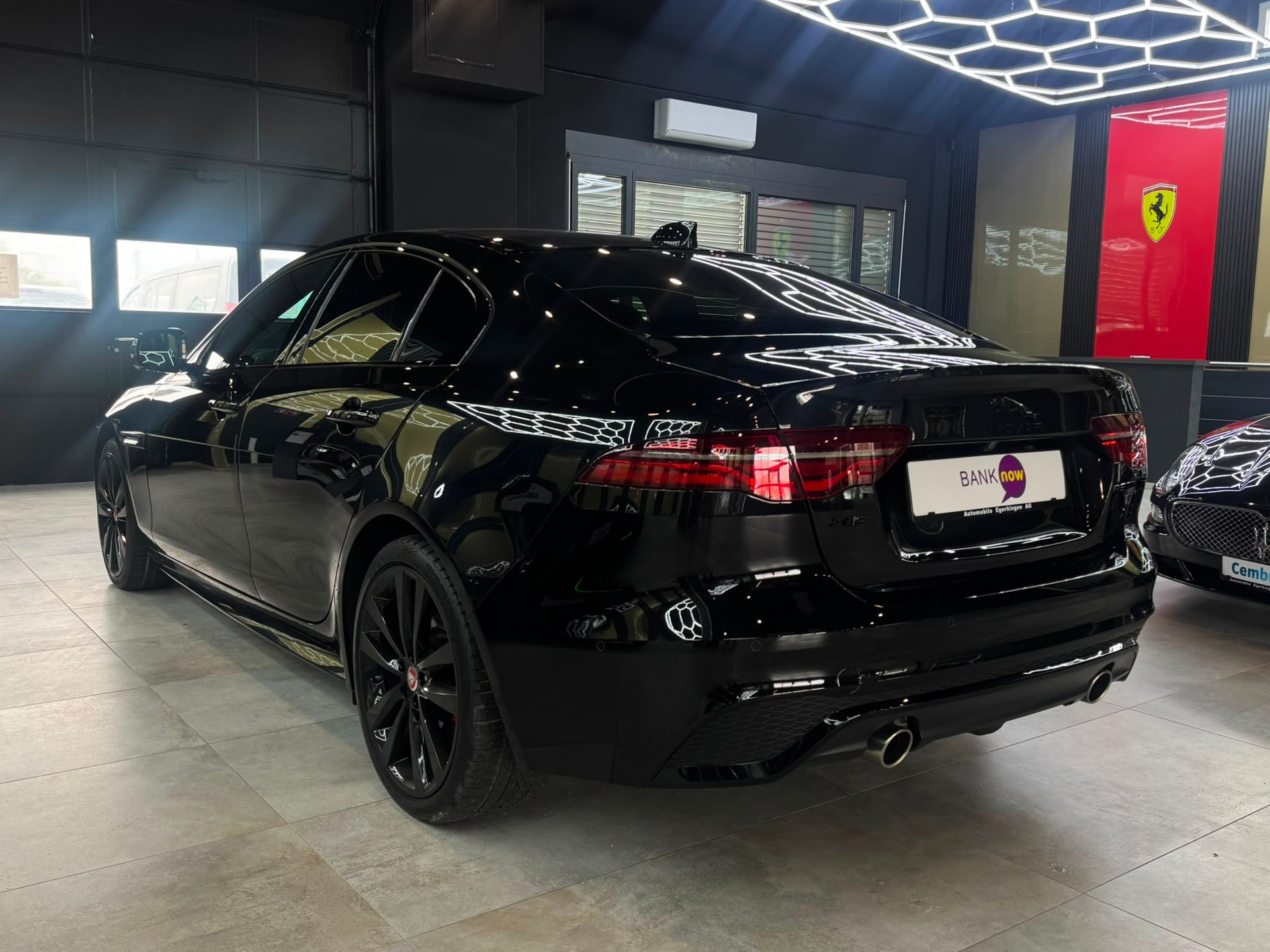 JAGUAR XE 2.0 R-Dynamic Black P300 AWD Automat-image-6