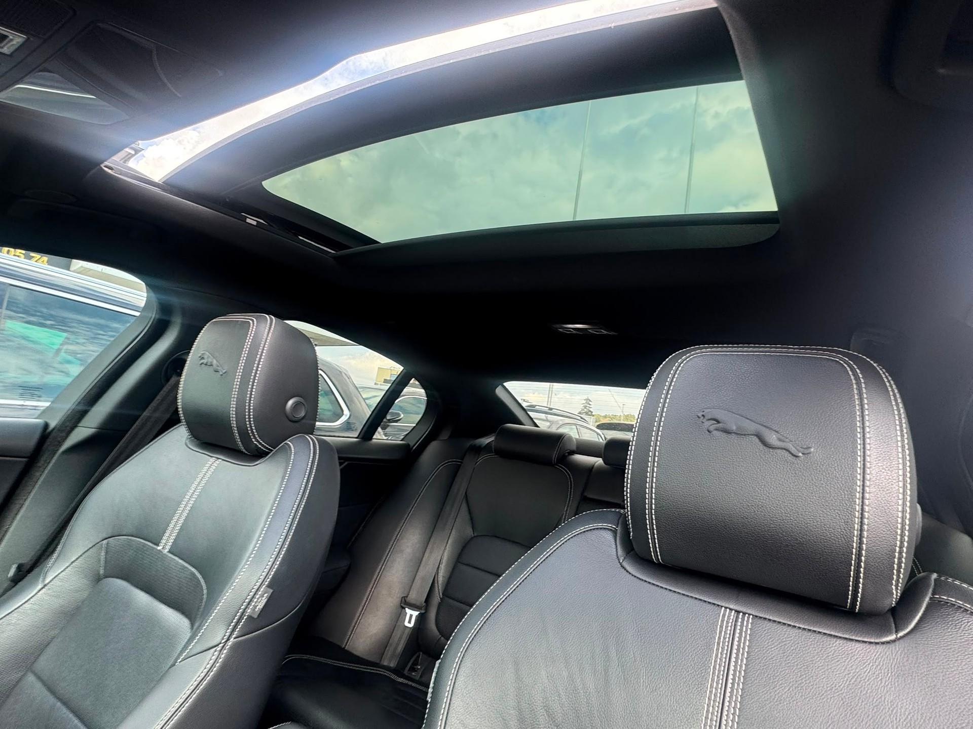 JAGUAR XE 2.0 R-Dynamic Black P300 AWD Automat-image-14