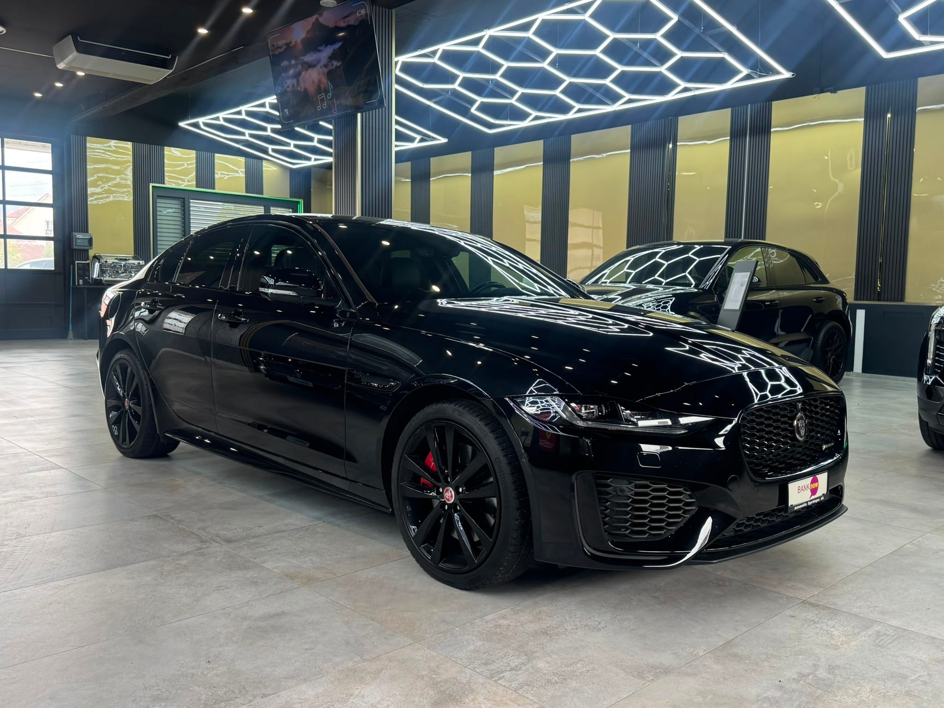 JAGUAR XE 2.0 R-Dynamic Black P300 AWD Automat-image-2