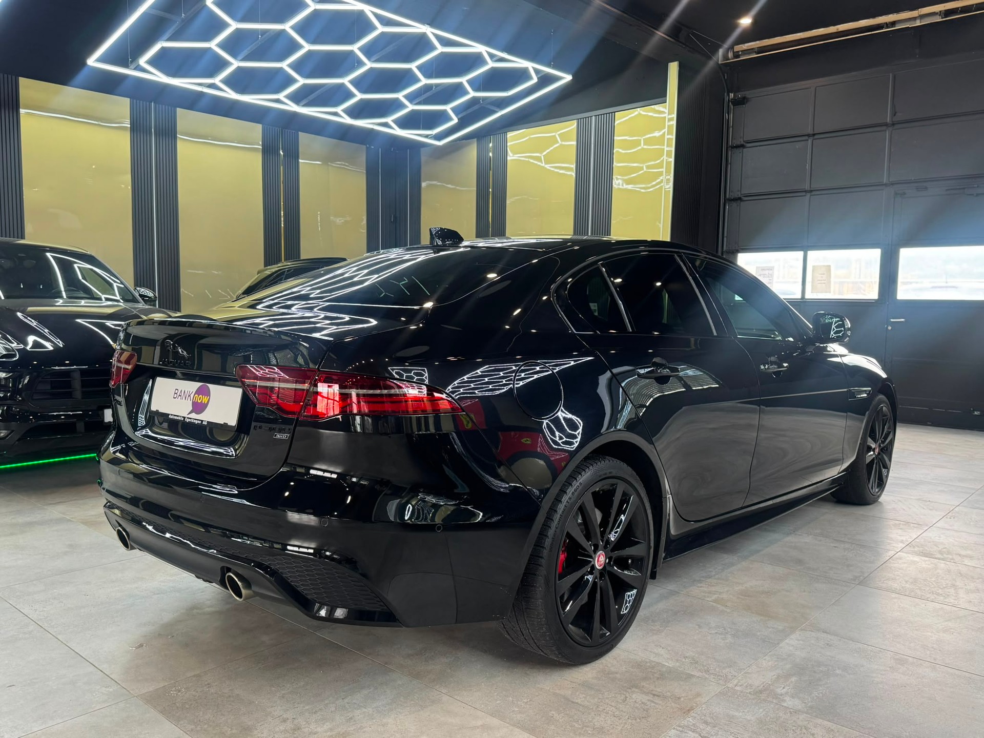 JAGUAR XE 2.0 R-Dynamic Black P300 AWD Automat-image-4