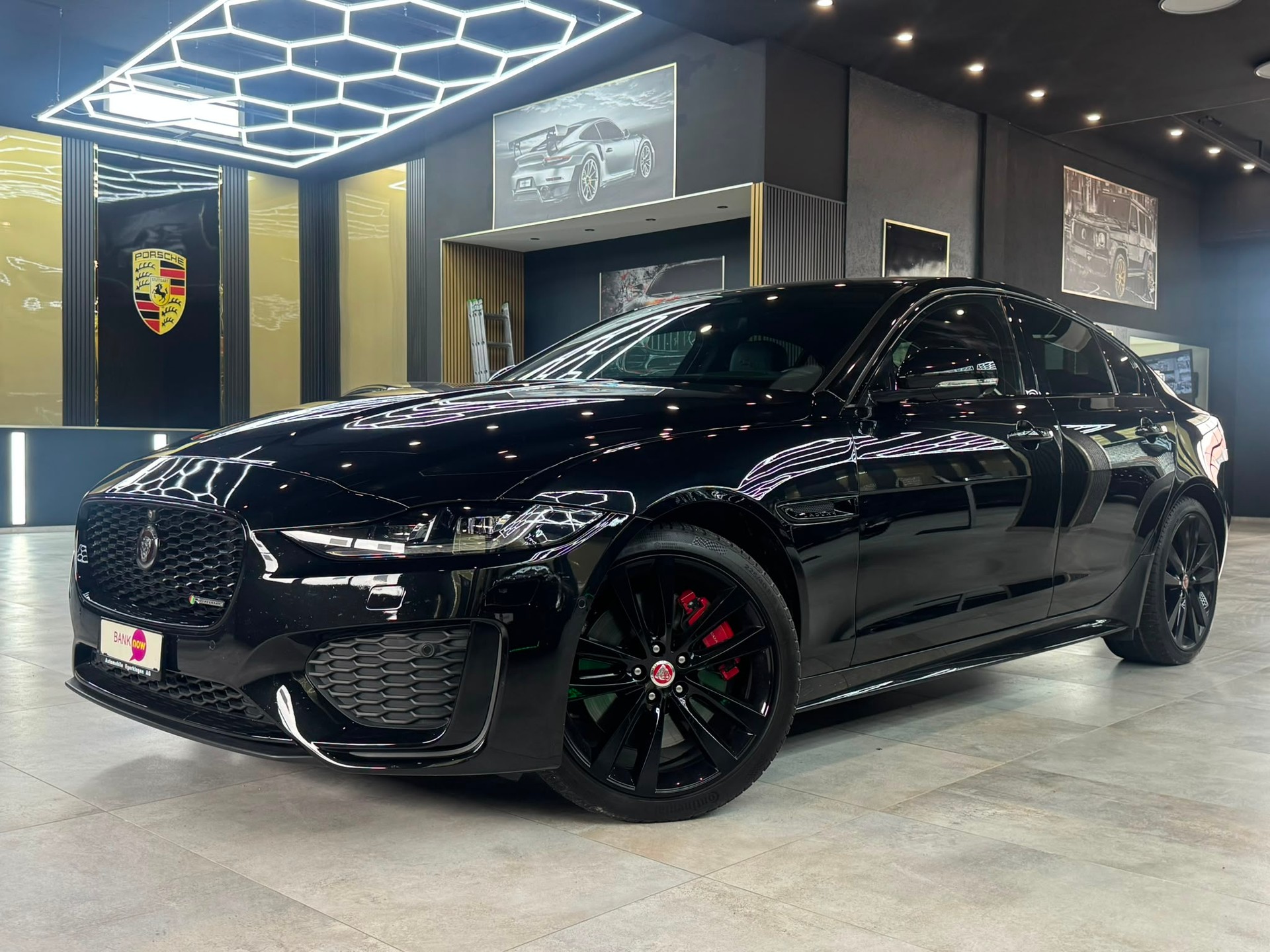 JAGUAR XE 2.0 R-Dynamic Black P300 AWD Automat-image-0
