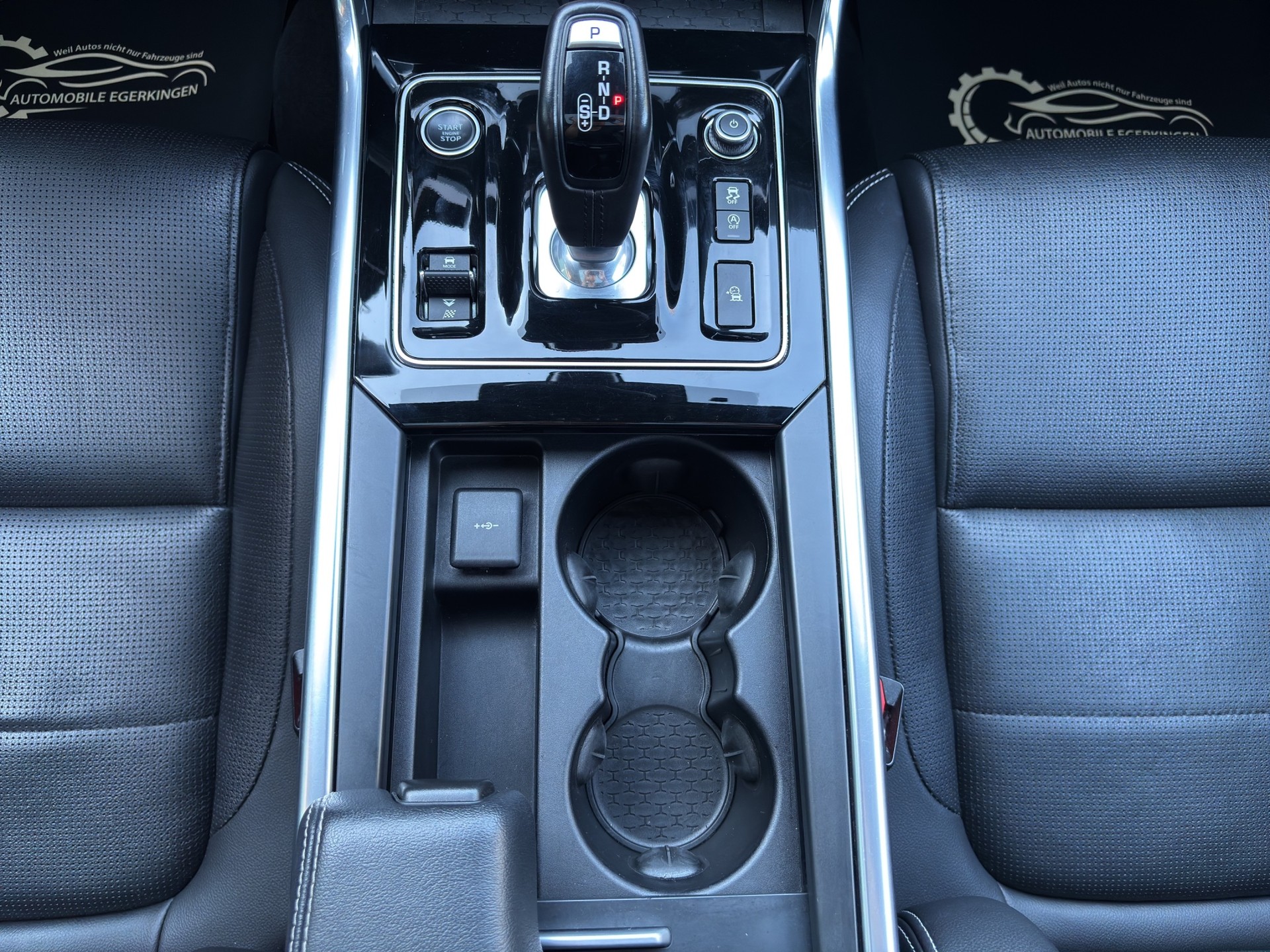 JAGUAR XE 2.0 R-Dynamic Black P300 AWD Automat-image-17
