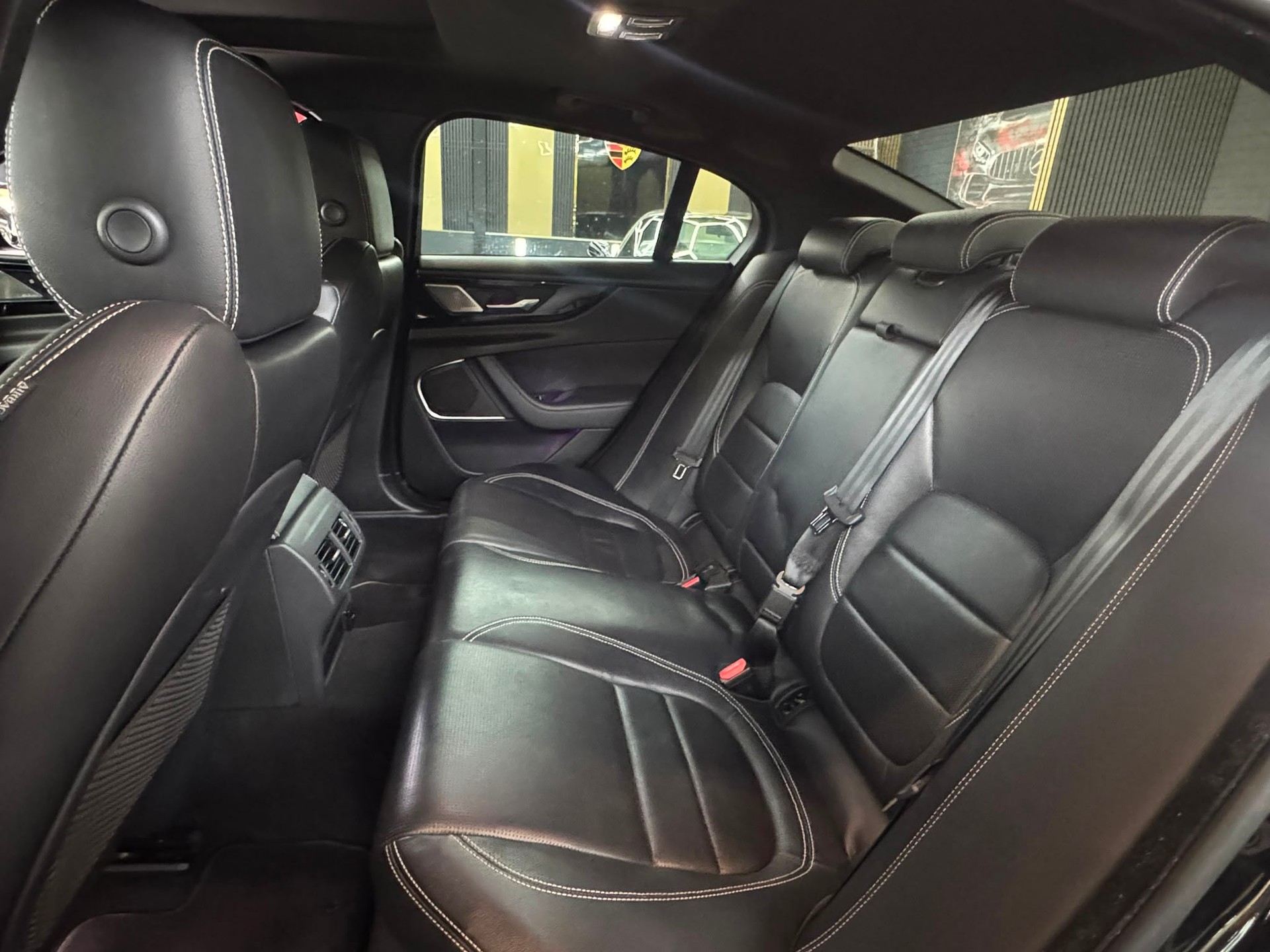 JAGUAR XE 2.0 R-Dynamic Black P300 AWD Automat-image-15