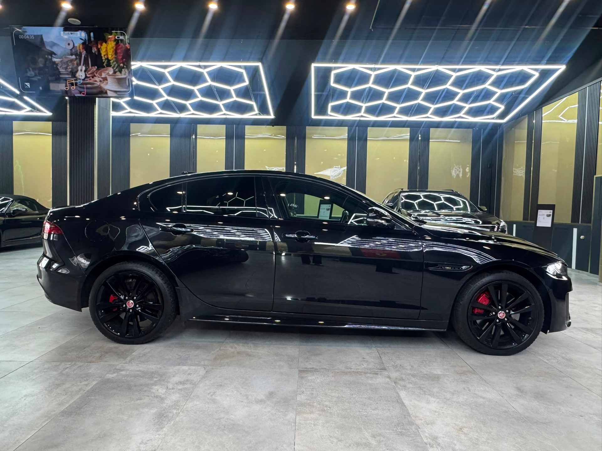 JAGUAR XE 2.0 R-Dynamic Black P300 AWD Automat-image-3
