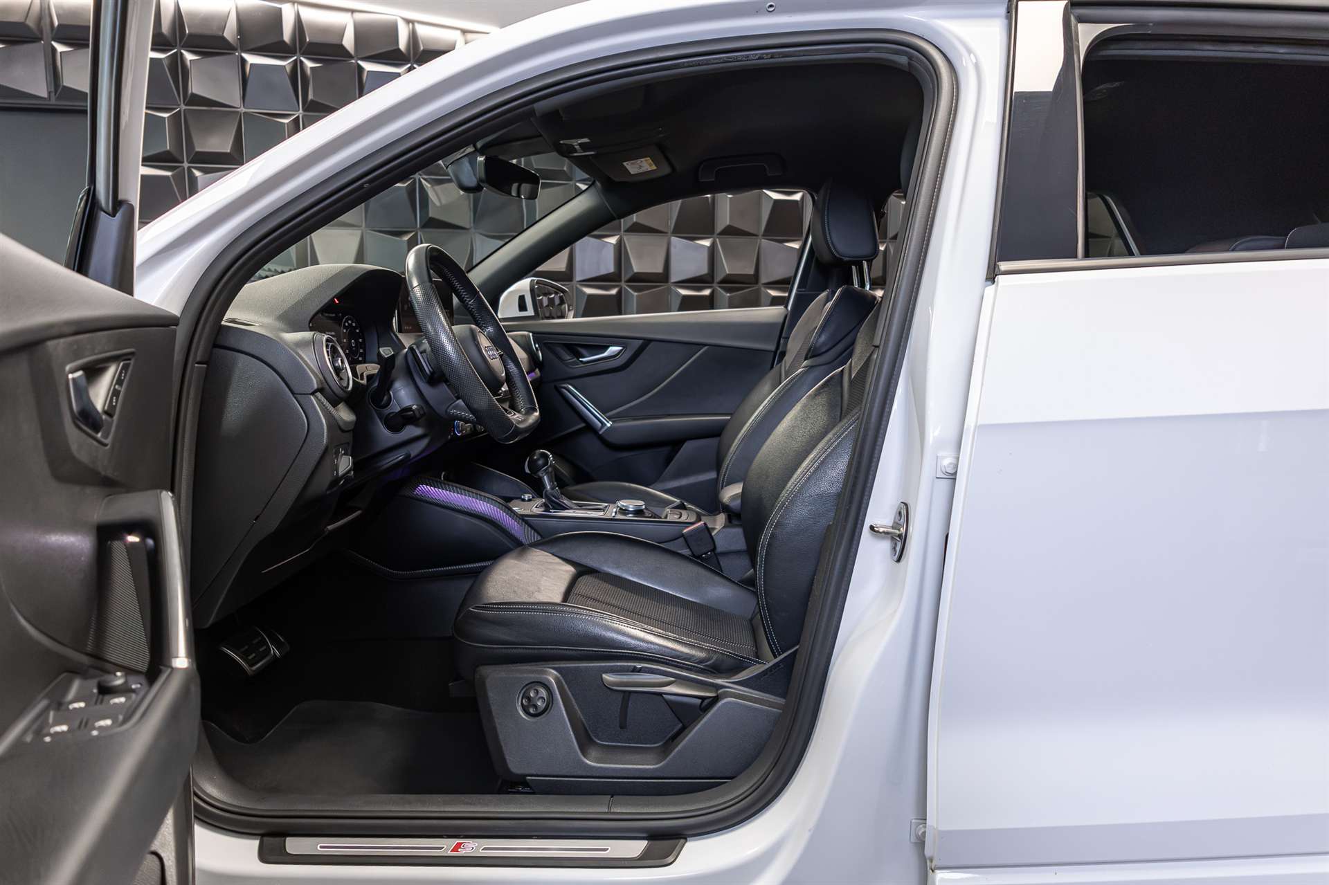 AUDI Q2 2.0 TFSI sport quattro S-tronic-image-11