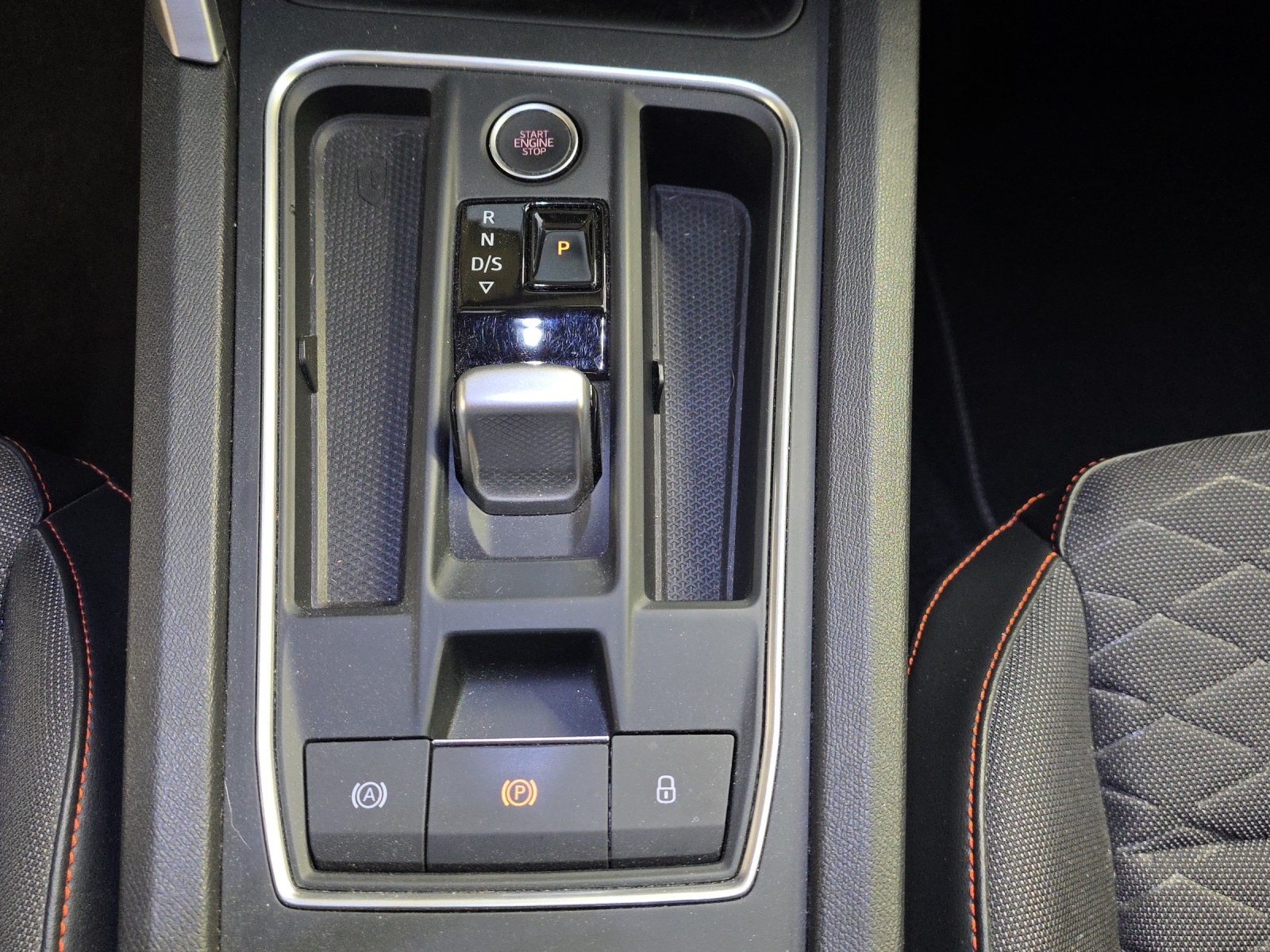 SEAT Leon 1.5 eTSI mHEV DSG FR-image-13