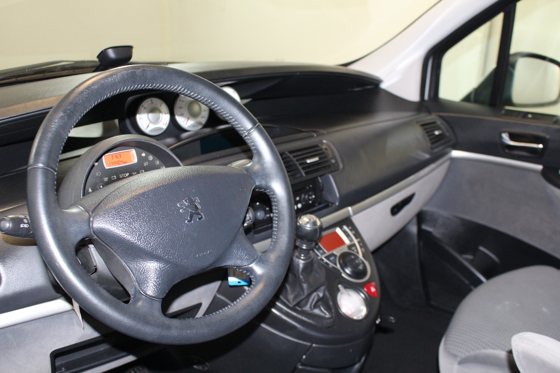 PEUGEOT 807 2.0 HDI Allure-image-11