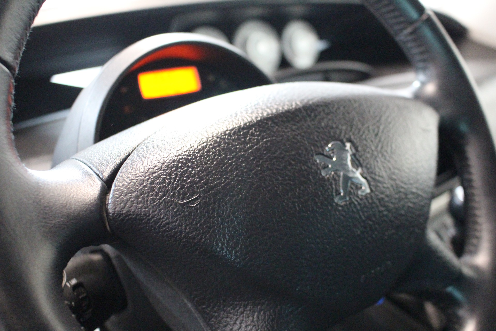 PEUGEOT 807 2.0 HDI Allure-image-13