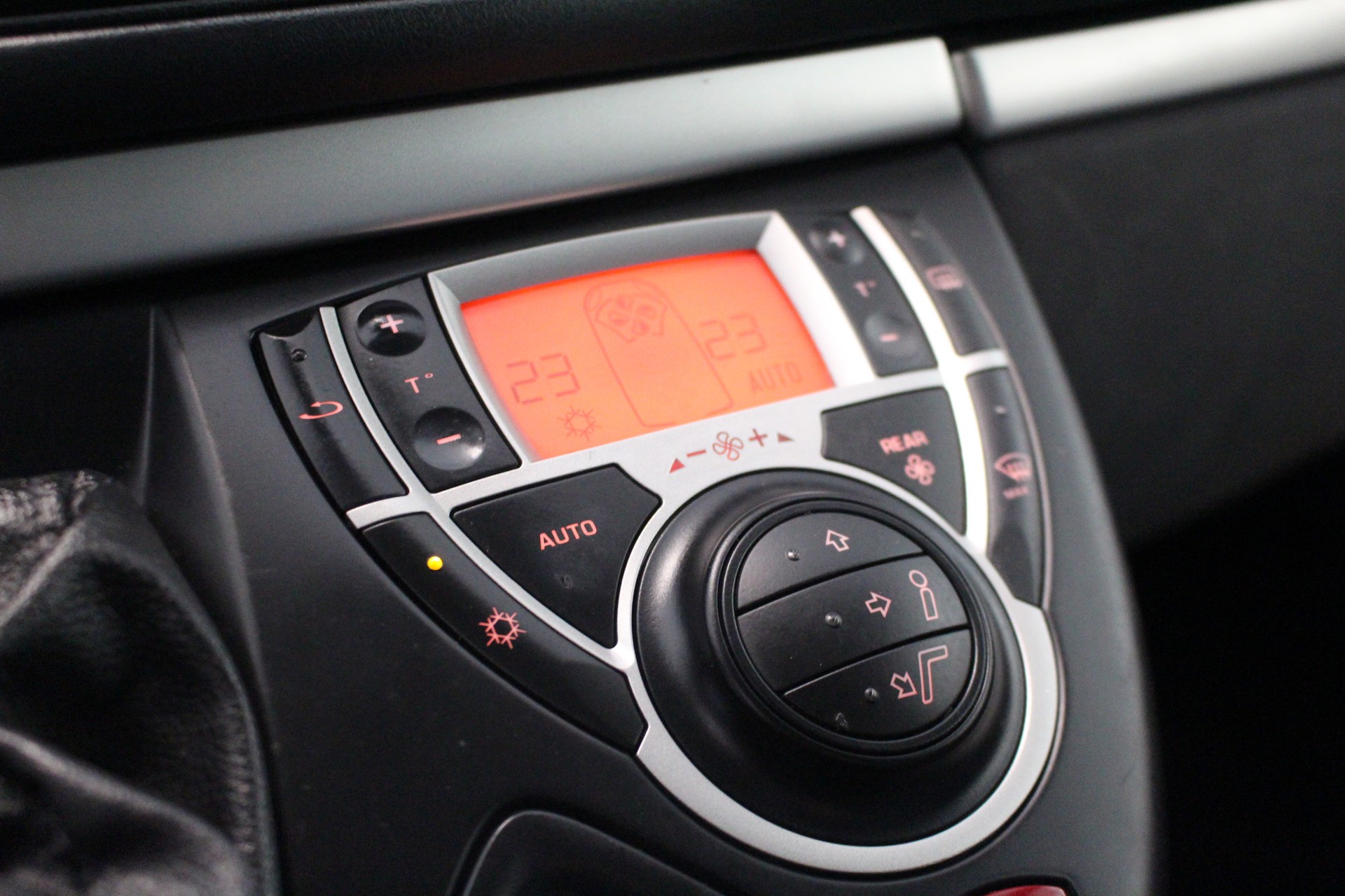 PEUGEOT 807 2.0 HDI Allure-image-17