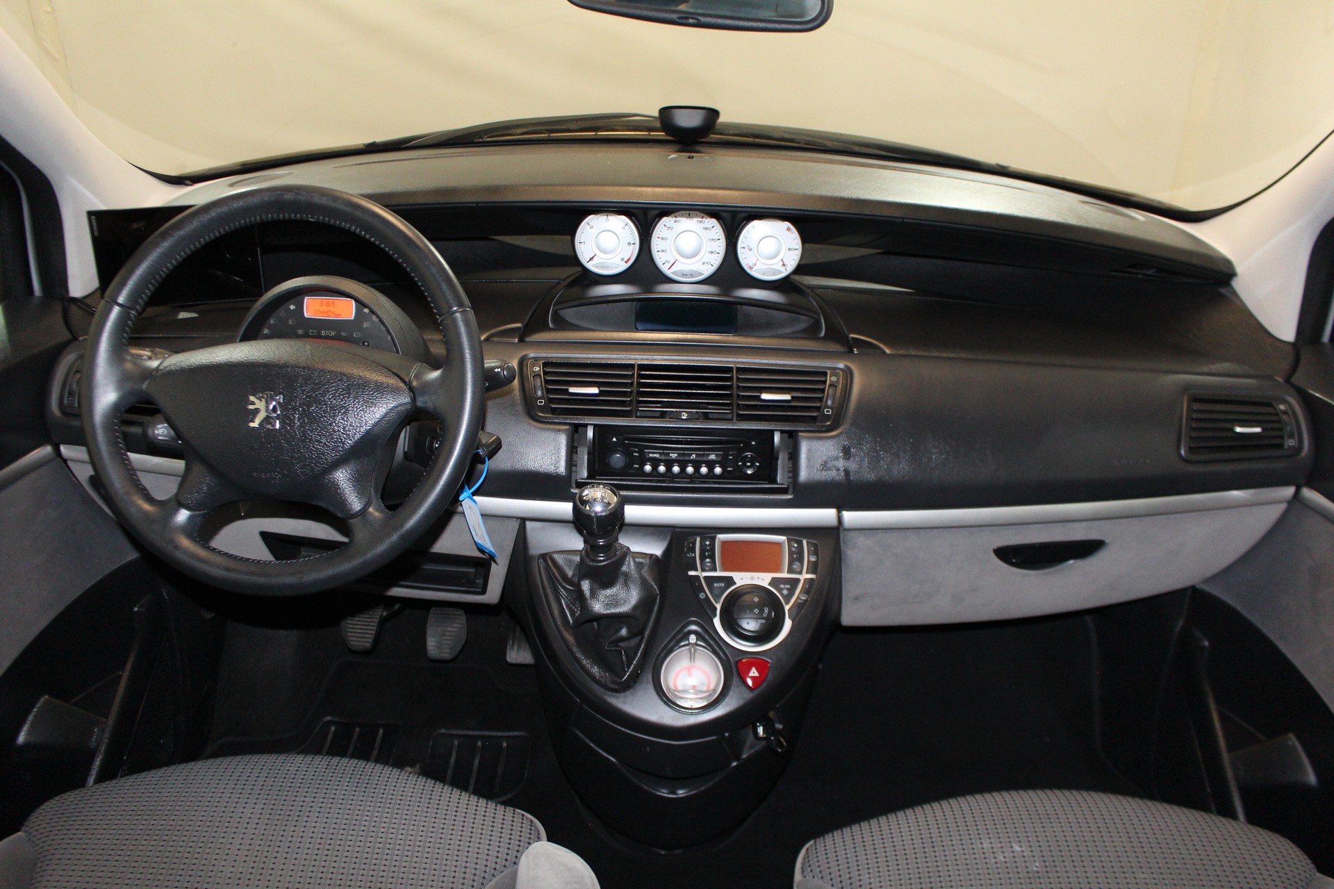 PEUGEOT 807 2.0 HDI Allure-image-12