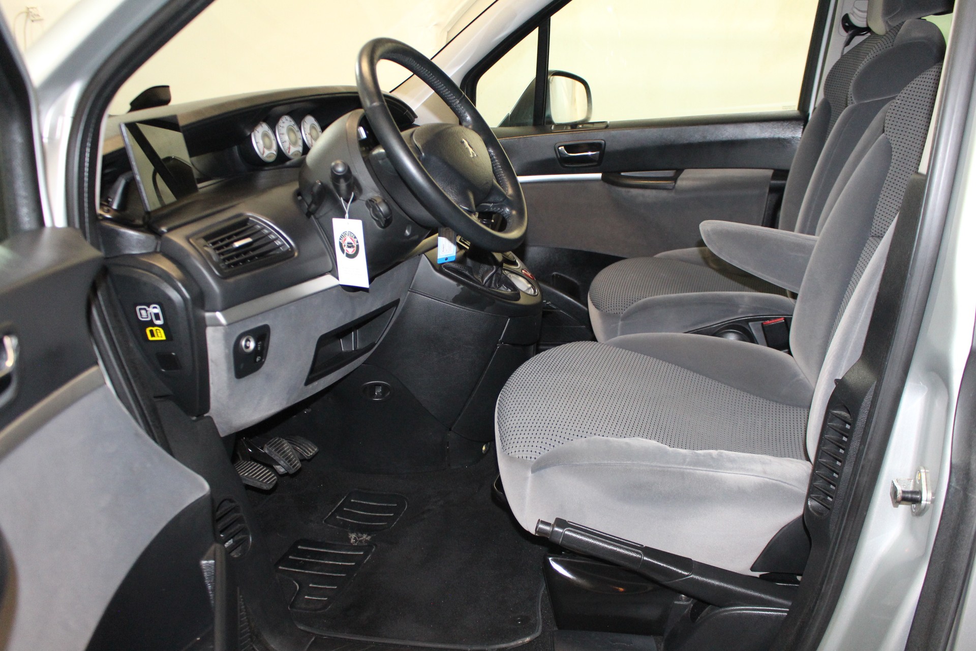 PEUGEOT 807 2.0 HDI Allure-image-6