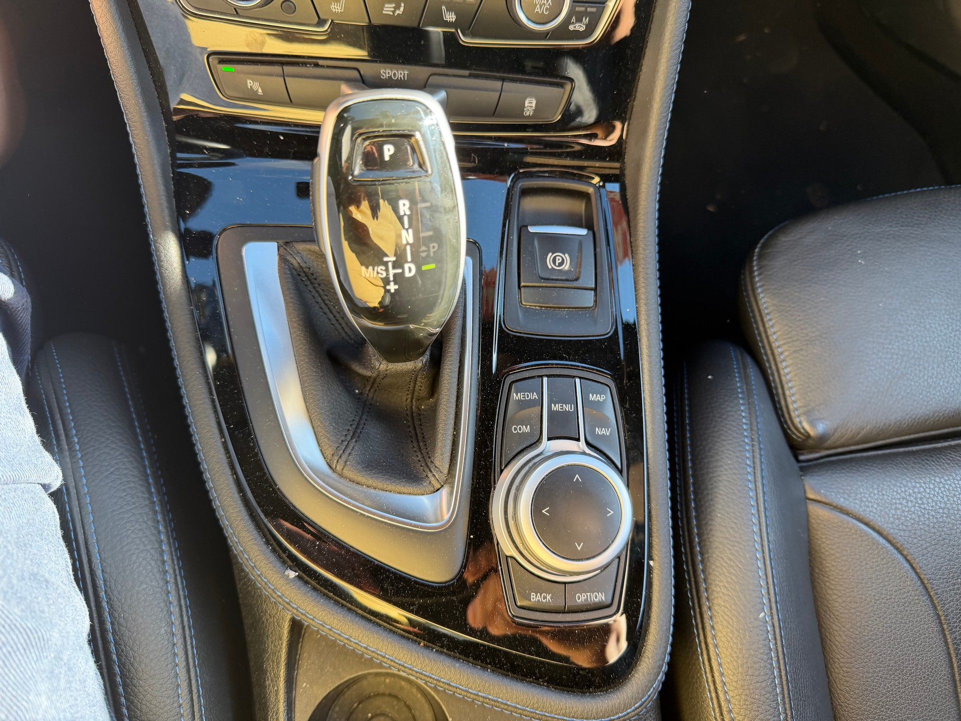 BMW 218d xDrive Active Tourer Steptronic Fleet Edition-image-16