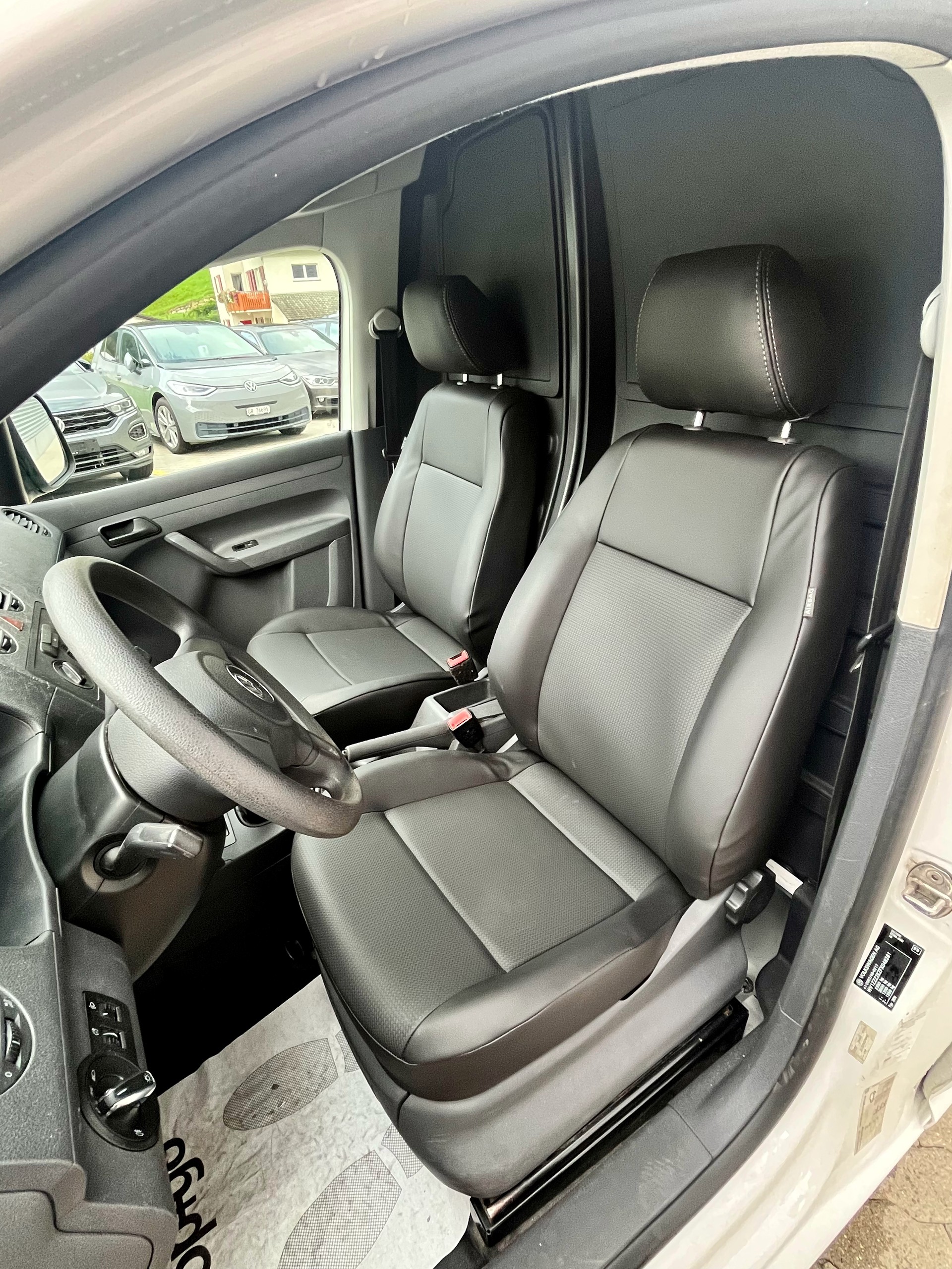 VW Caddy Maxi 2.0 TDI 4Motion-image-4