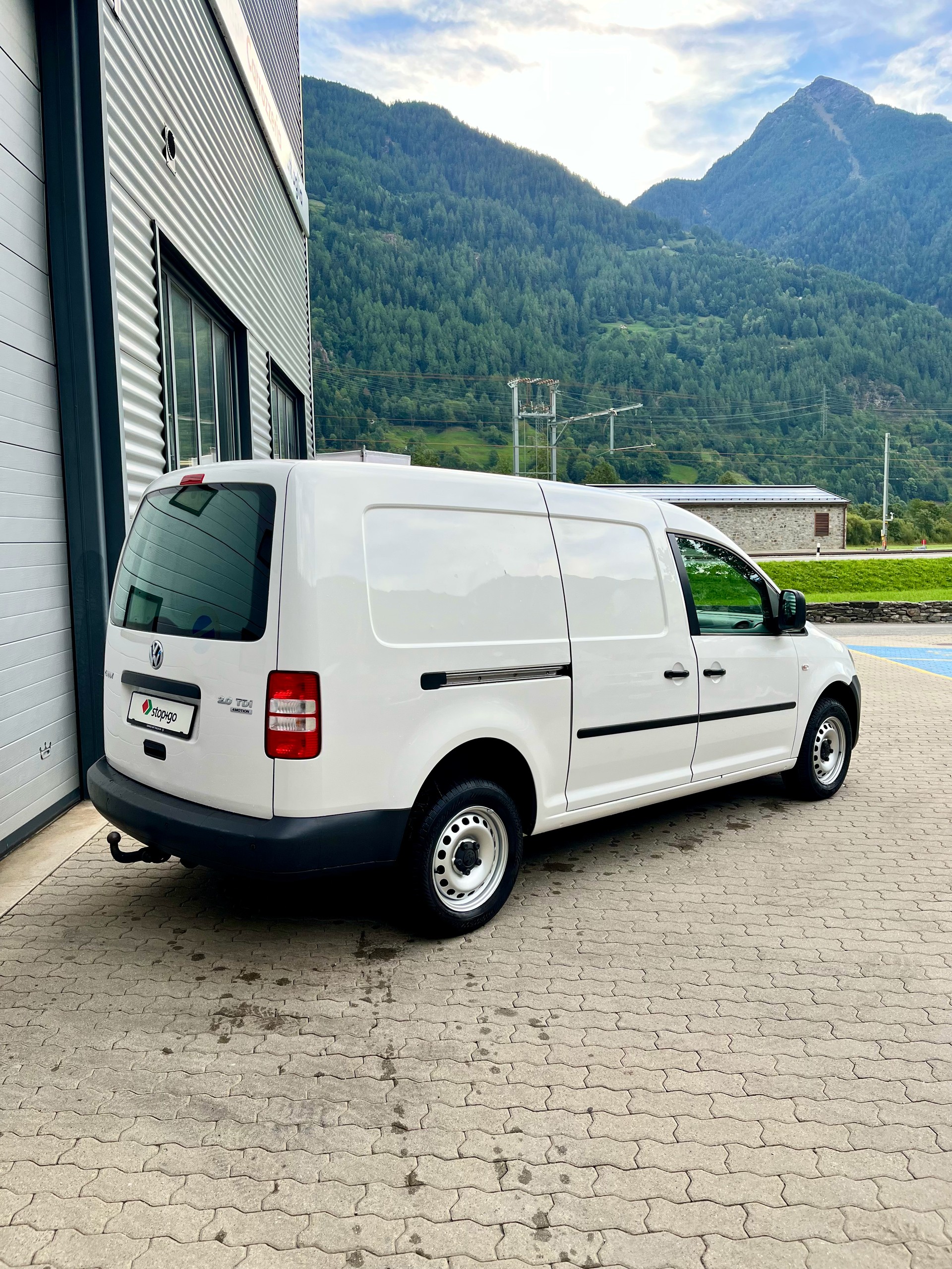 VW Caddy Maxi 2.0 TDI 4Motion-image-3