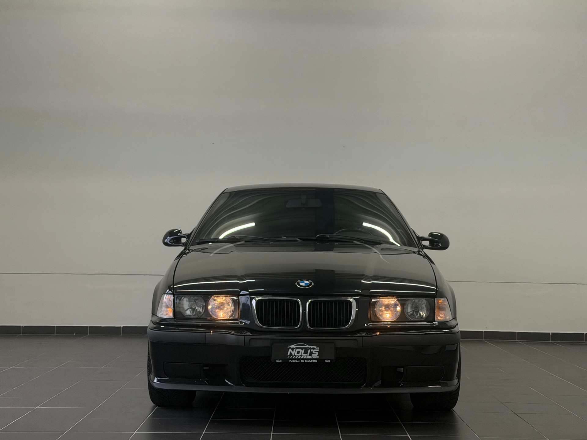 BMW 323i-image-6