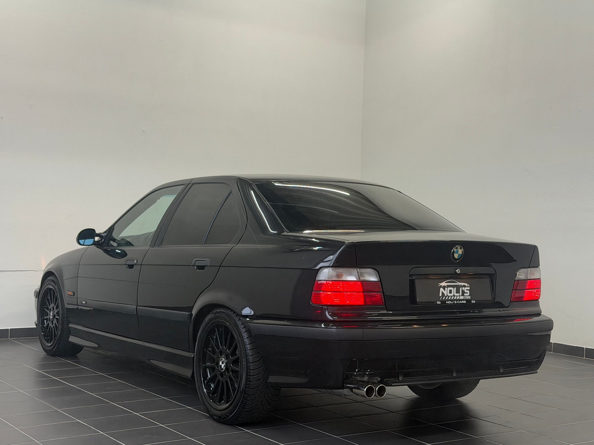 BMW 323i-image-4