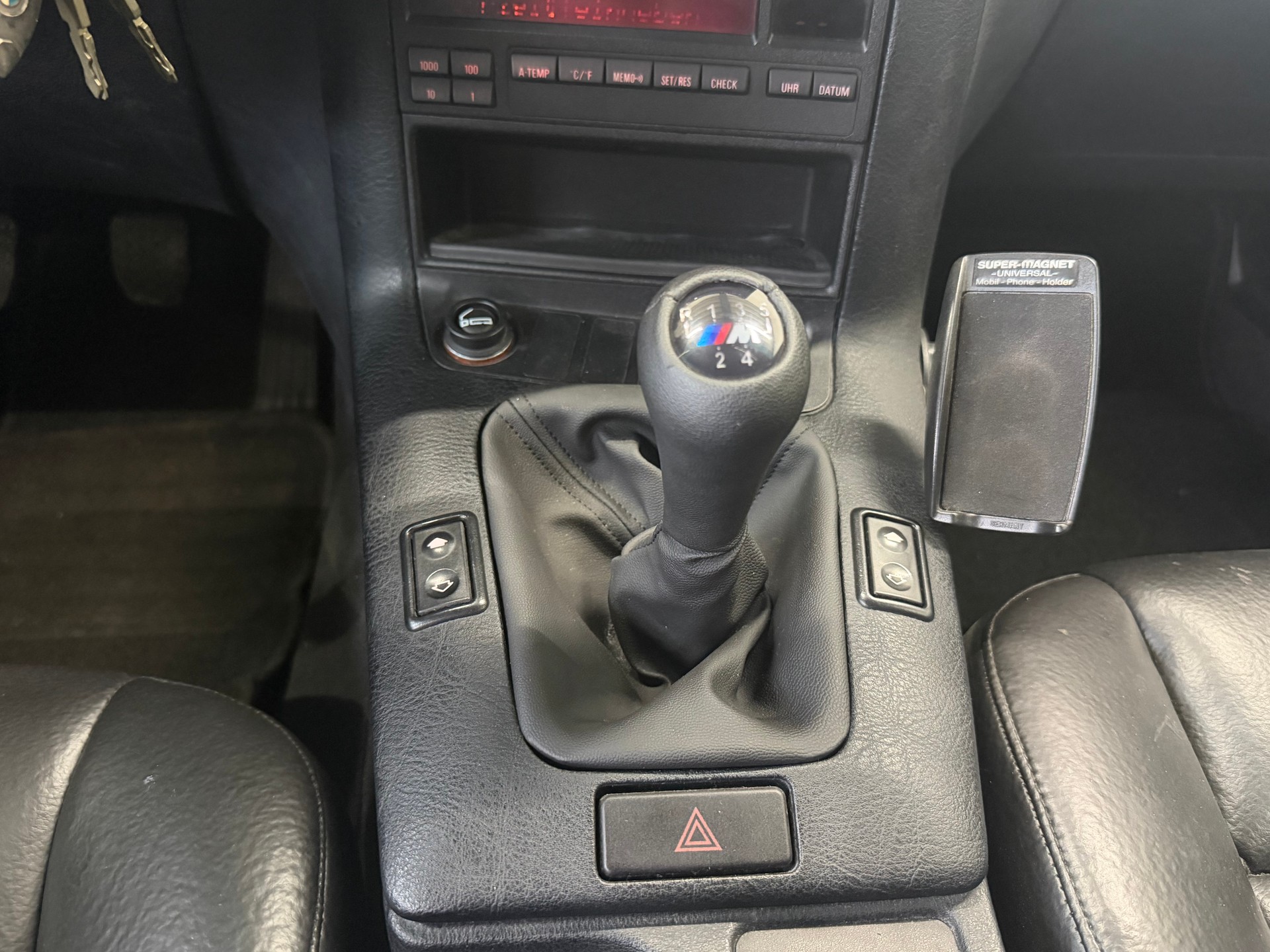 BMW 323i-image-13