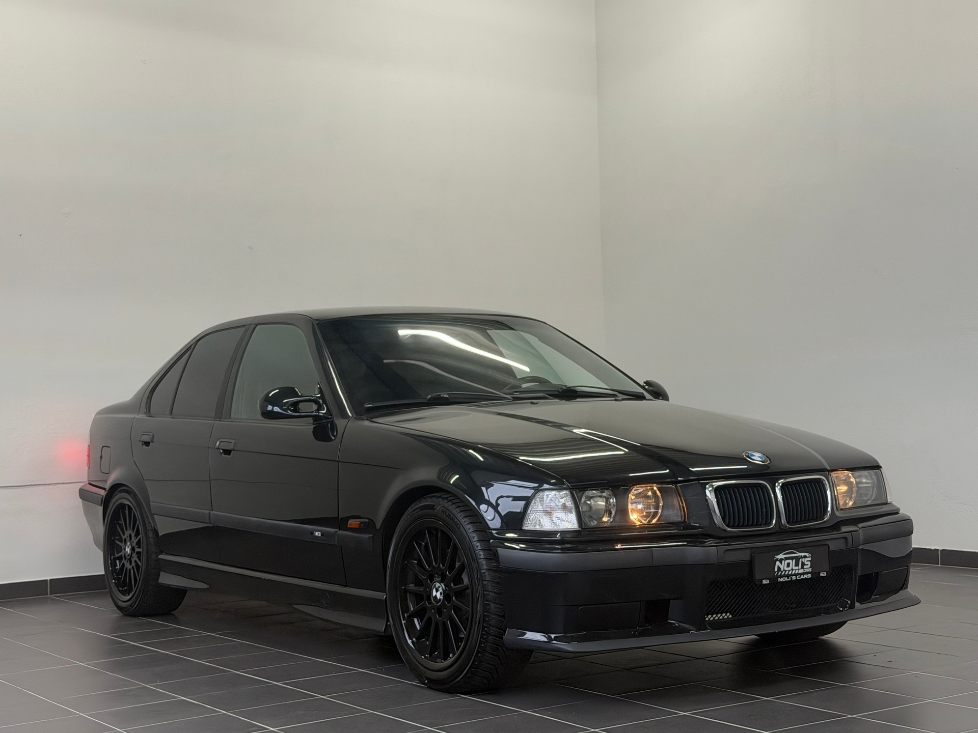 BMW 323i-image-2