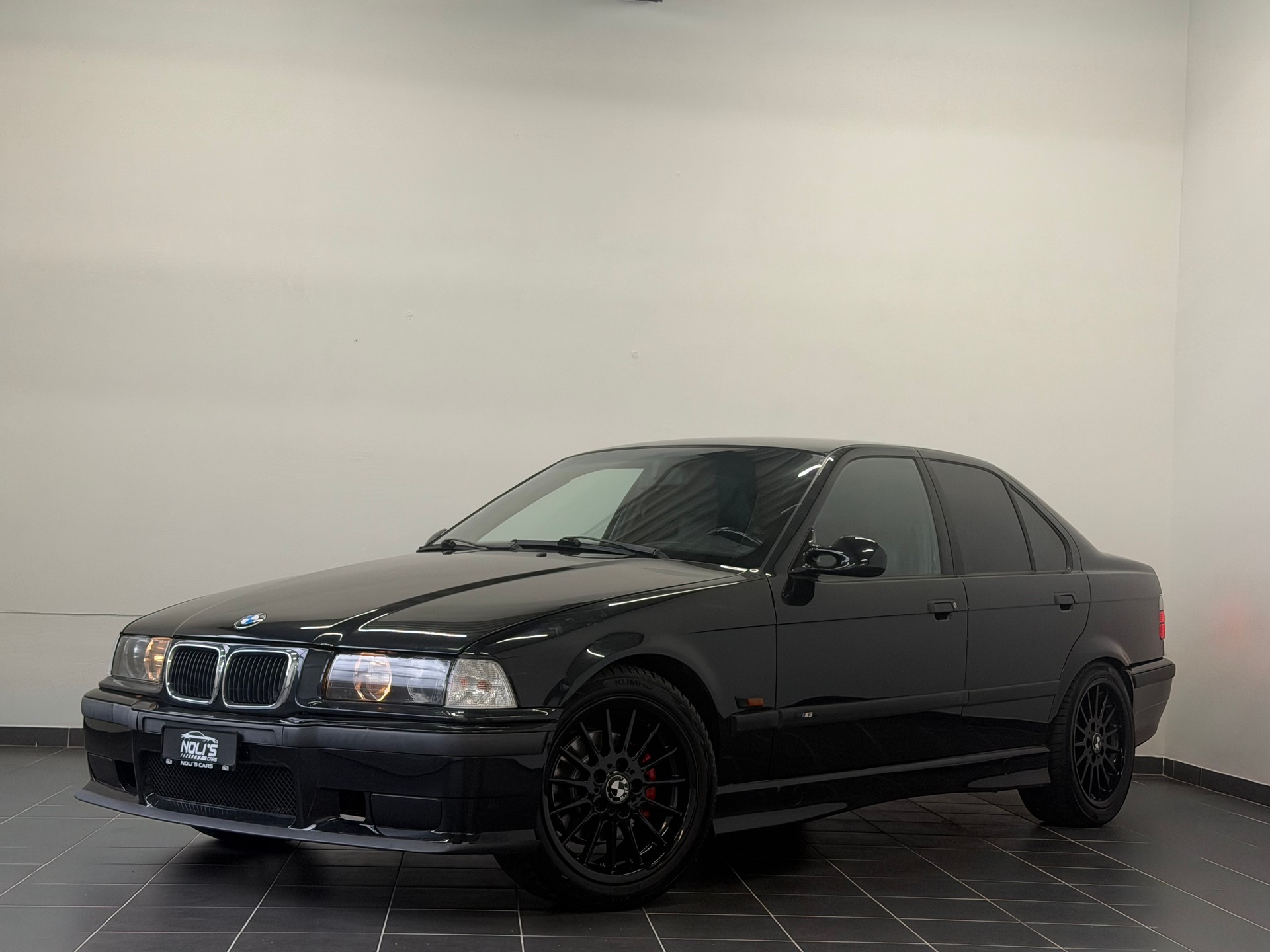 BMW 323i-image-0
