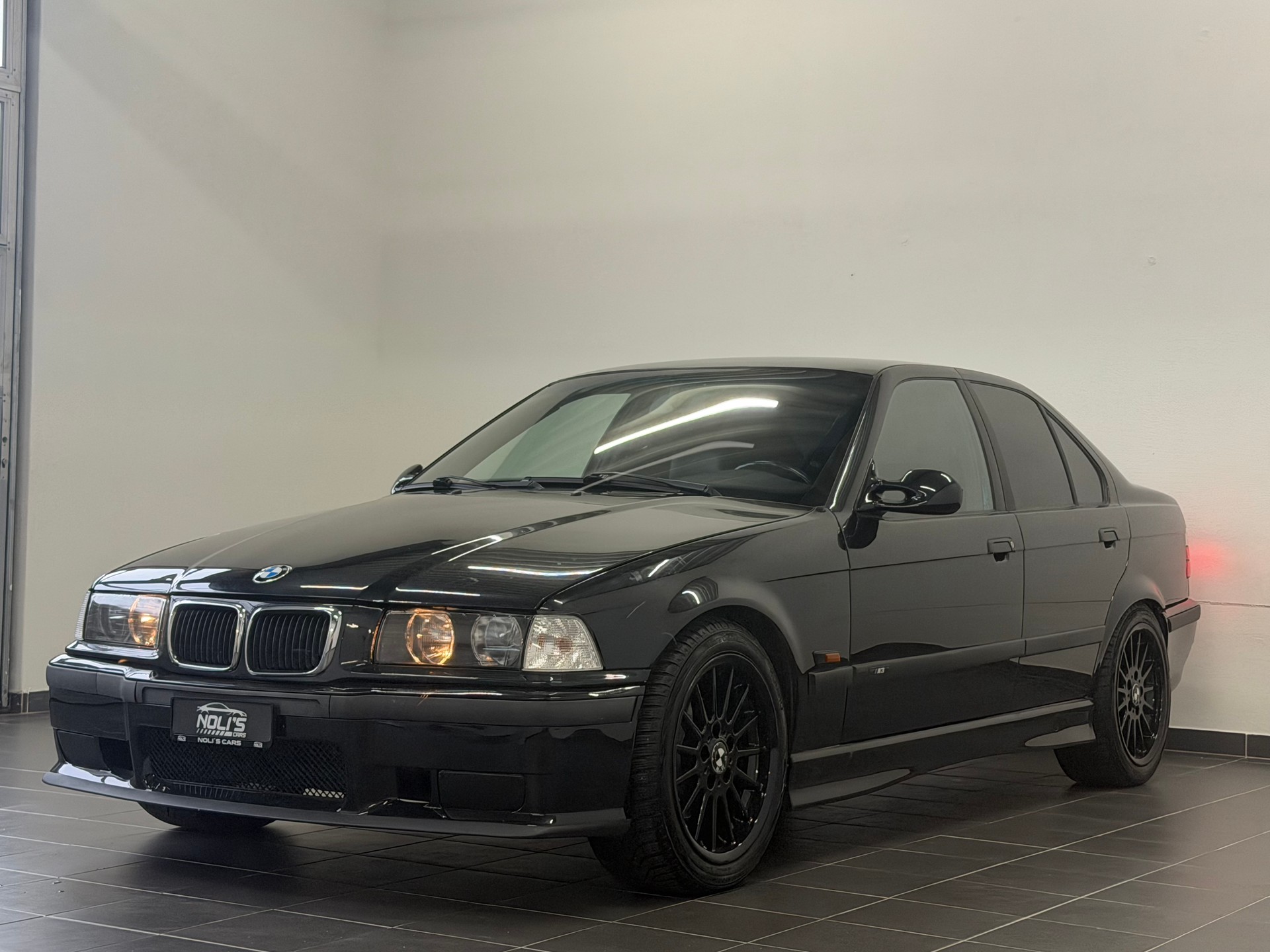 BMW 323i-image-3