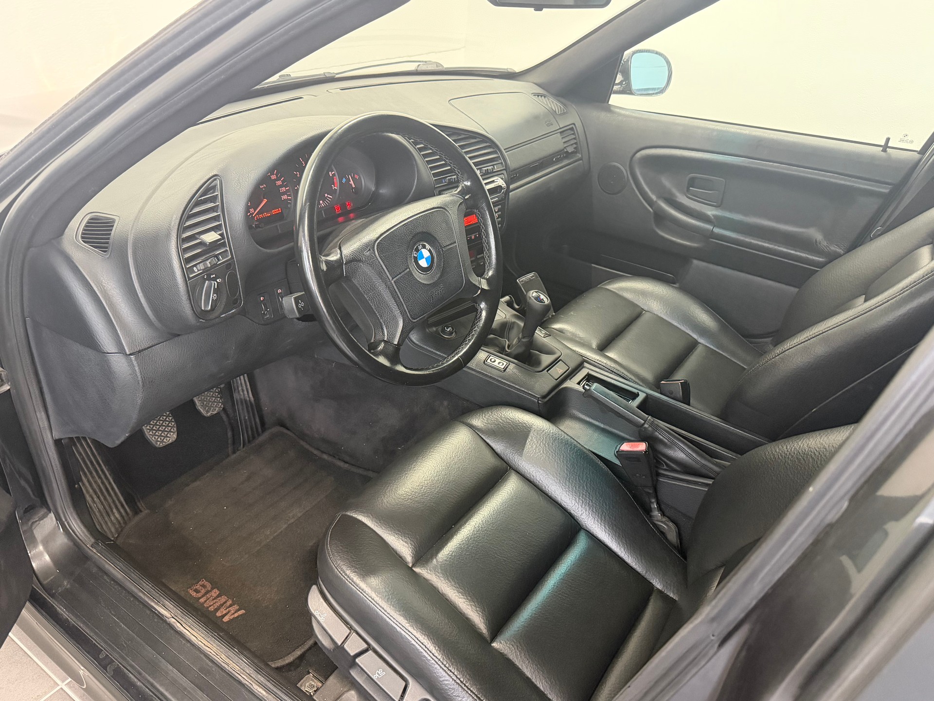 BMW 323i-image-9