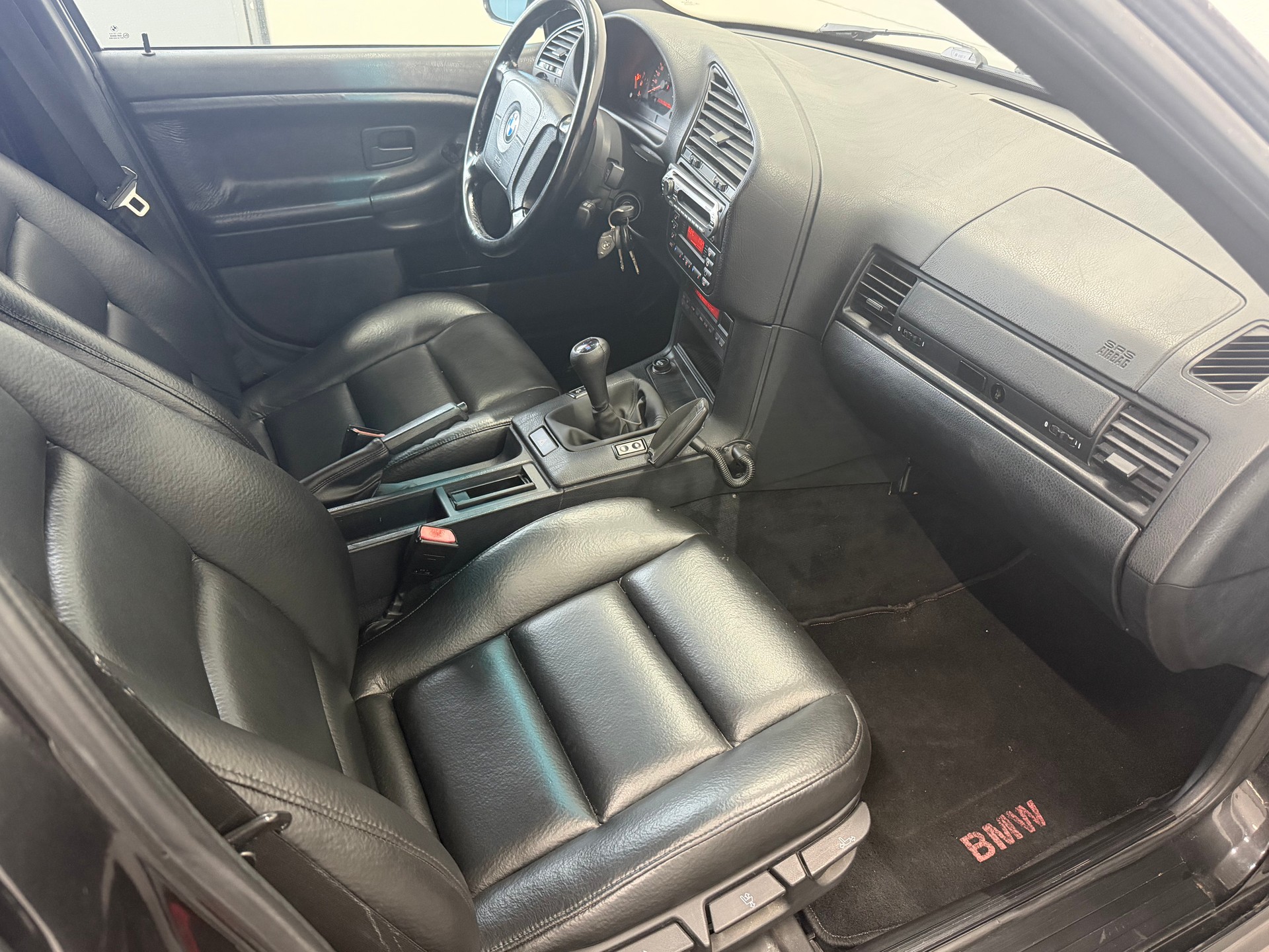 BMW 323i-image-11