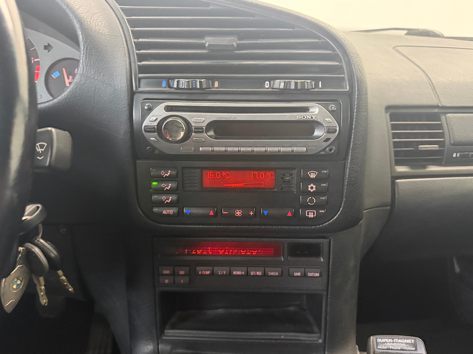 BMW 323i-image-12