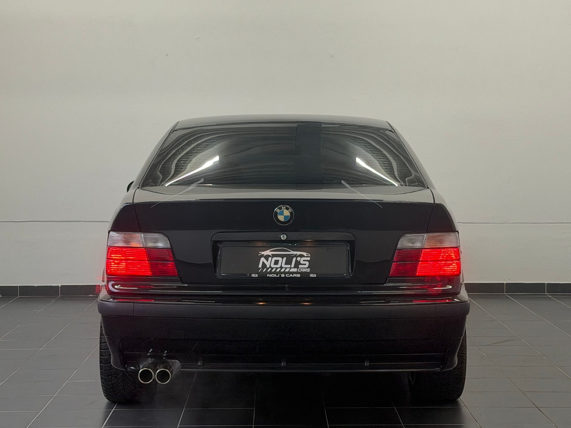 BMW 323i-image-7