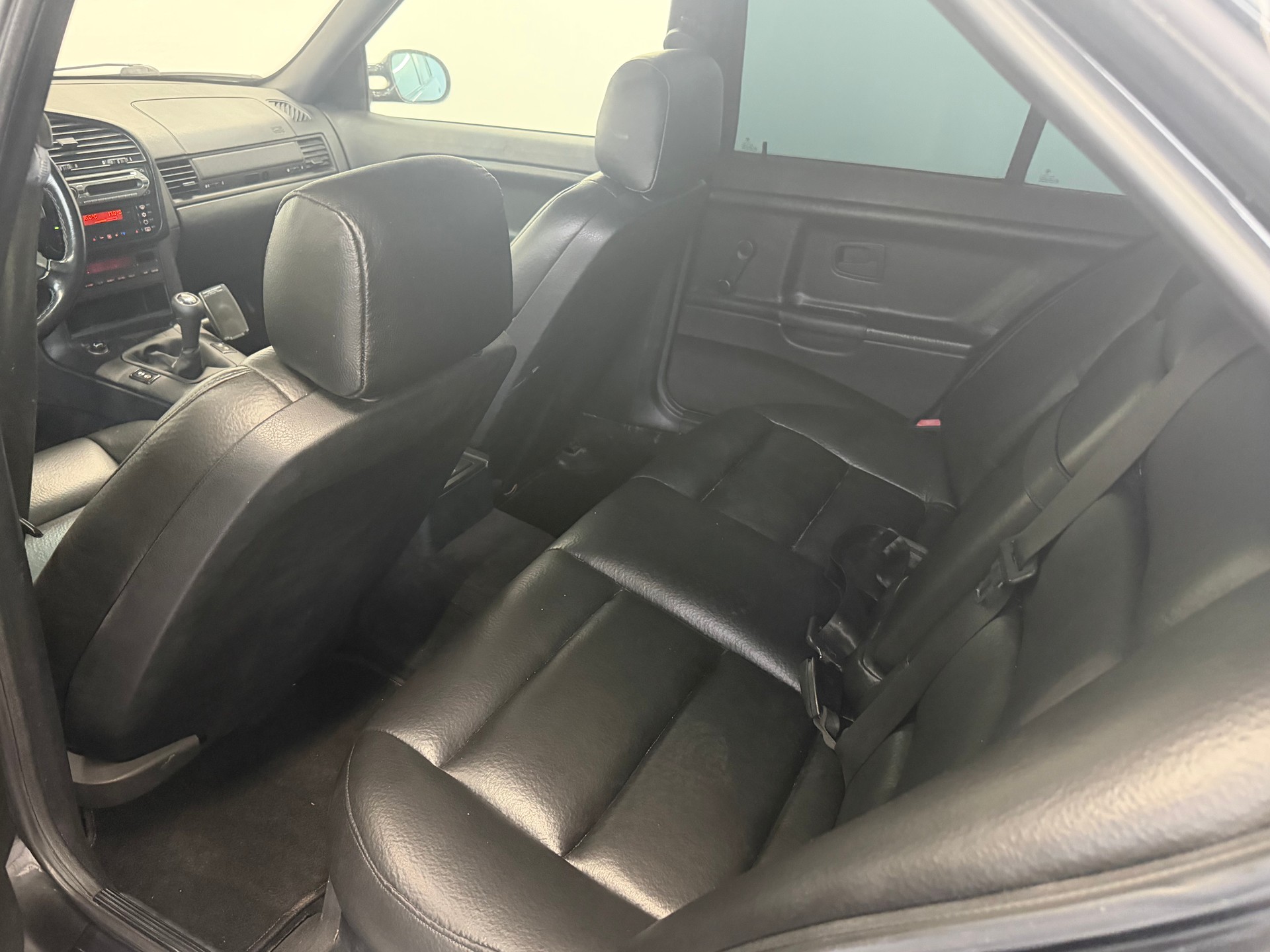 BMW 323i-image-14