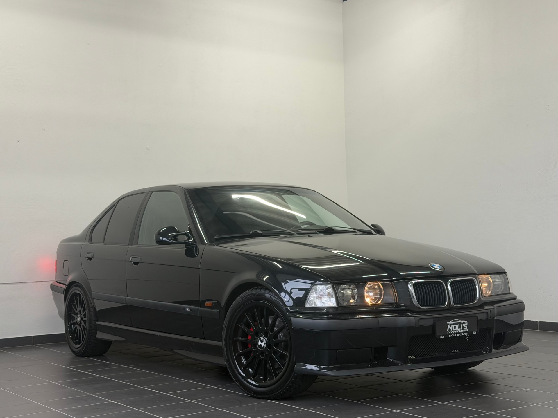 BMW 323i-image-1