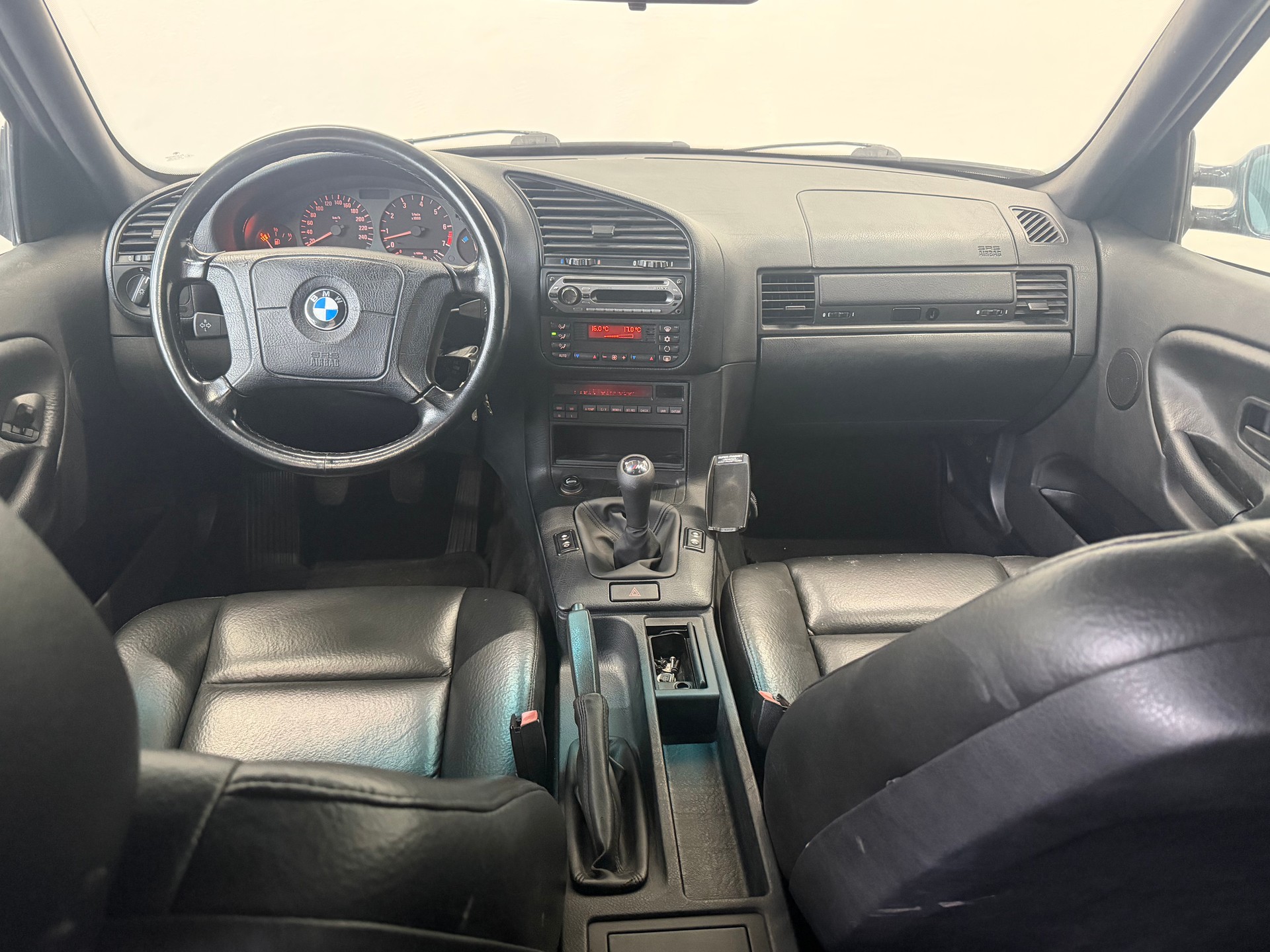 BMW 323i-image-8