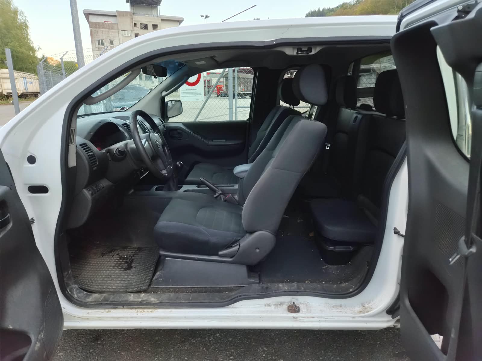NISSAN Navara King Cab XE 2.5 dCi 4WD-image-3