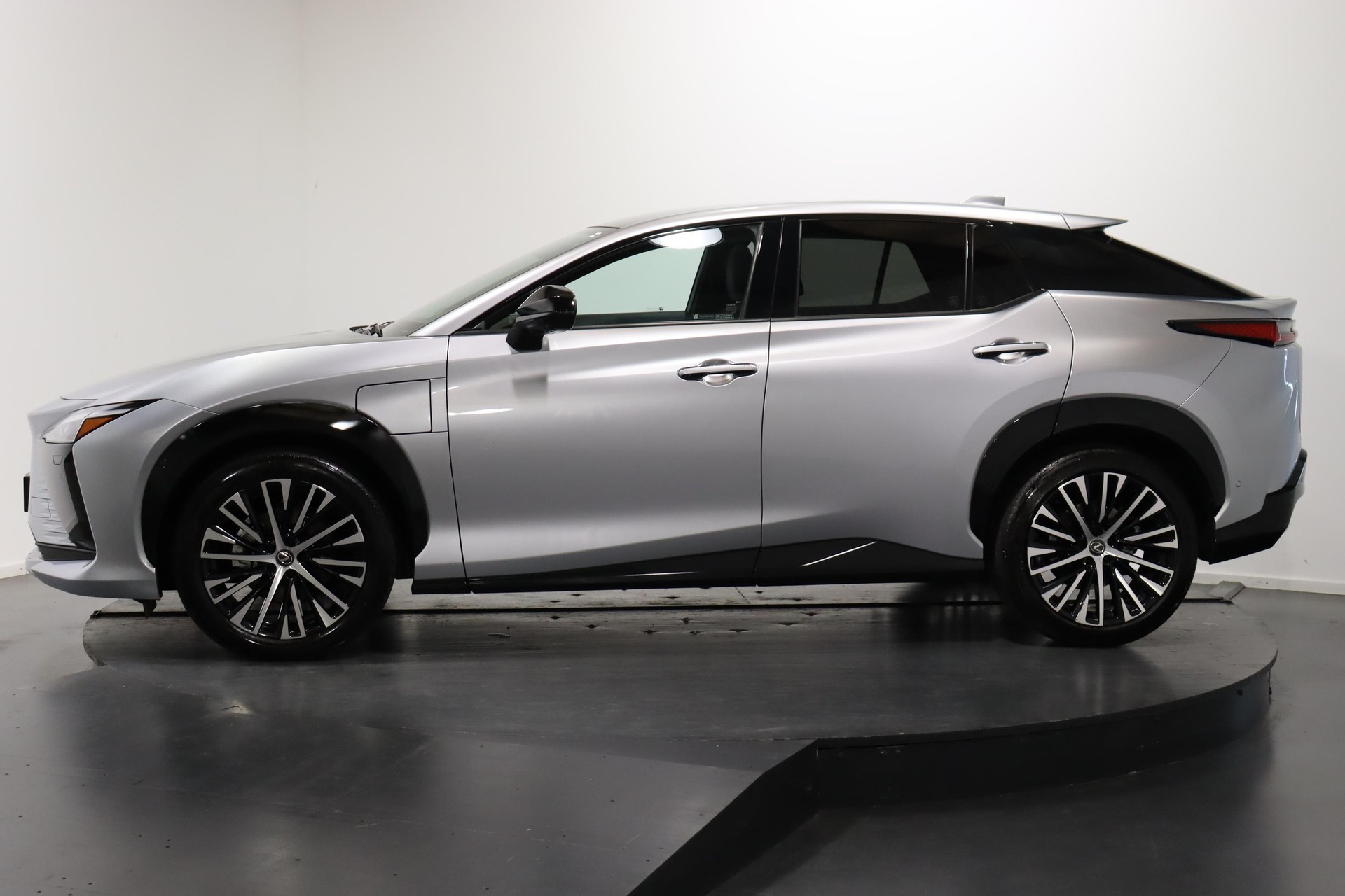 LEXUS RZ 450e Excellence-image-1