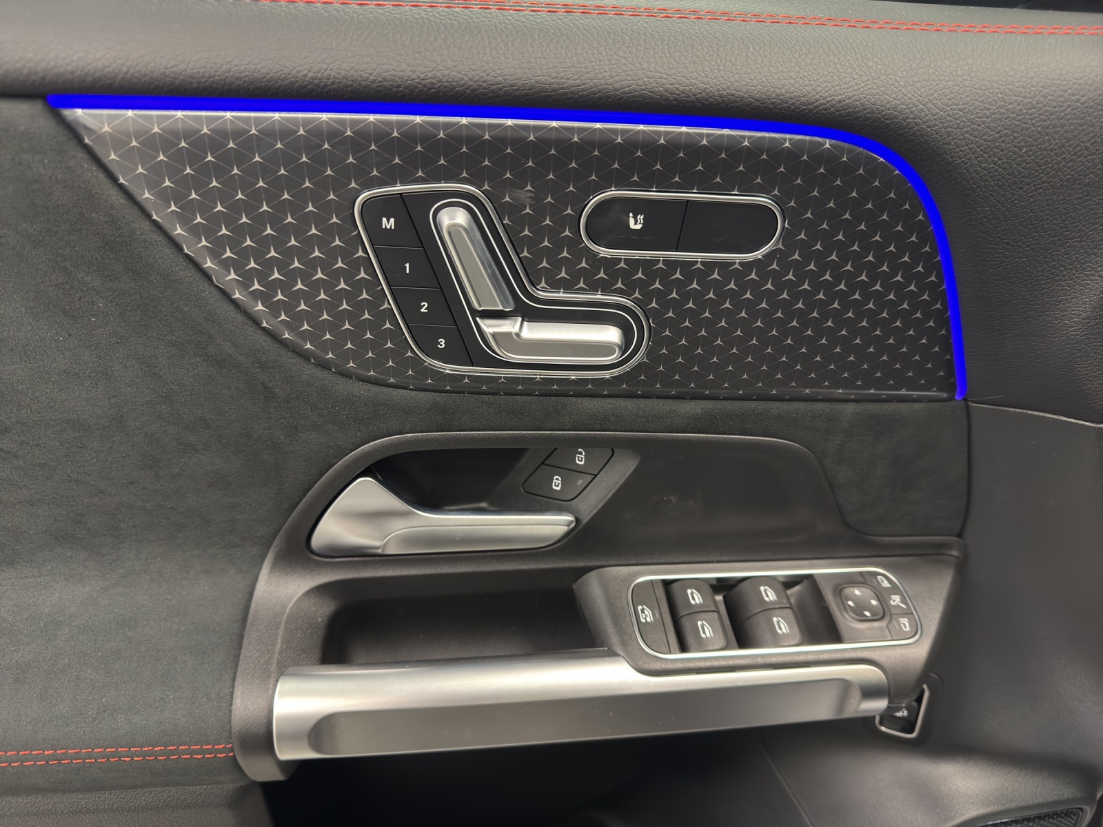 MERCEDES-BENZ GLB 200 AMG Line-image-5